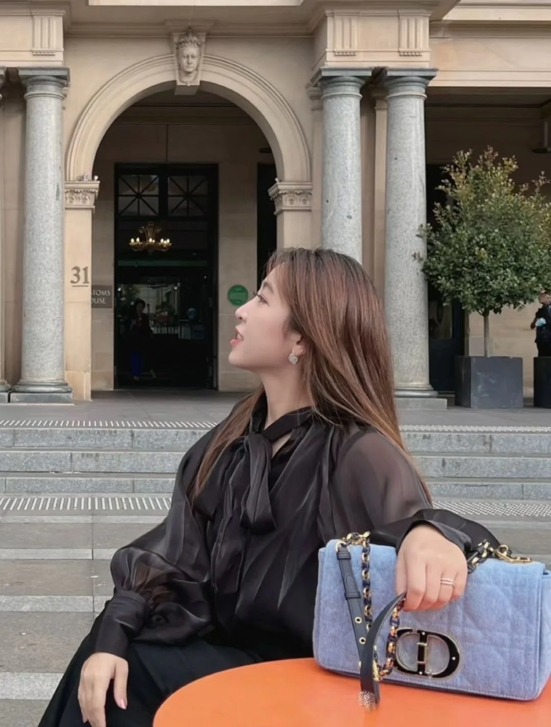 Джинсы Dior New Caro 25 5 см из коллекции Denim - синие - на фото.