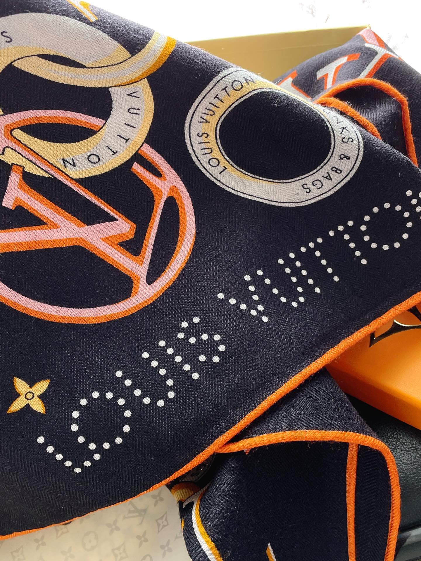 Кашемировый платок LV Vivienne and Beyond, 140 см, черный.