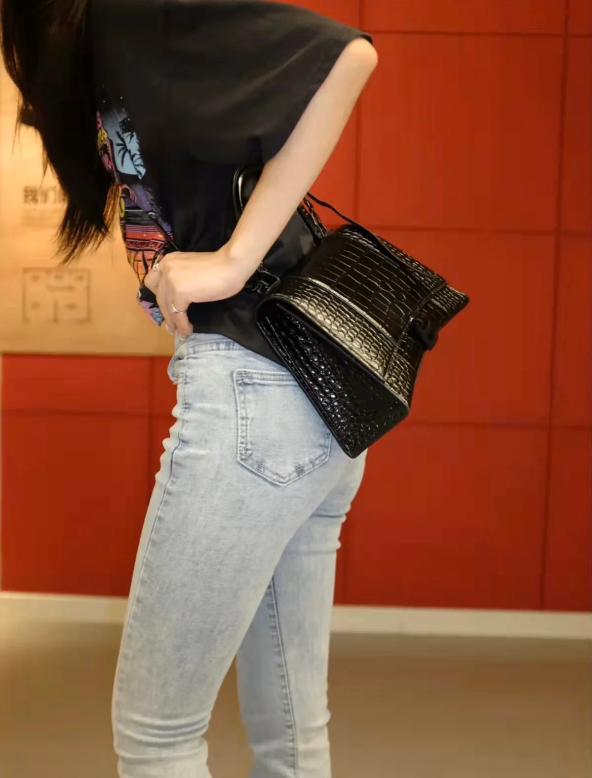 Сумка Balenciaga Hourglass - черная с пряжкой из крокодиловой кожи