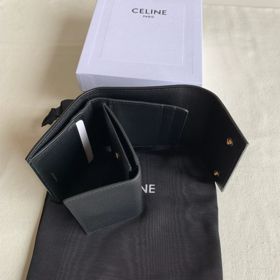 Короткий трехсекционный кошелек Celine - с принтом в виде пальмовых листьев, черный.