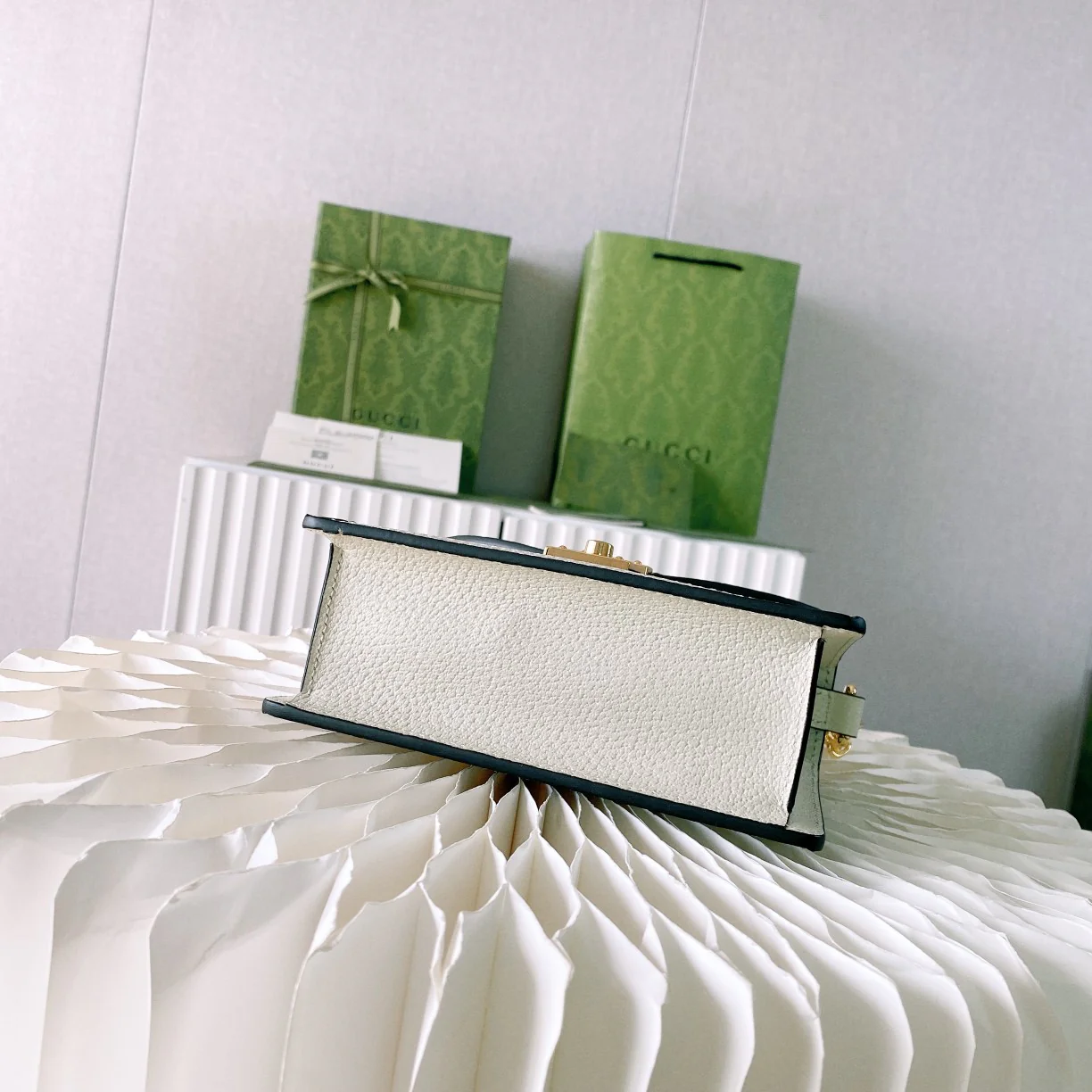 Мини-сумочка Gucci Ophidia/сумка через плечо - 17,5x13x6 см - Белая кожаная отделка с монограммой.