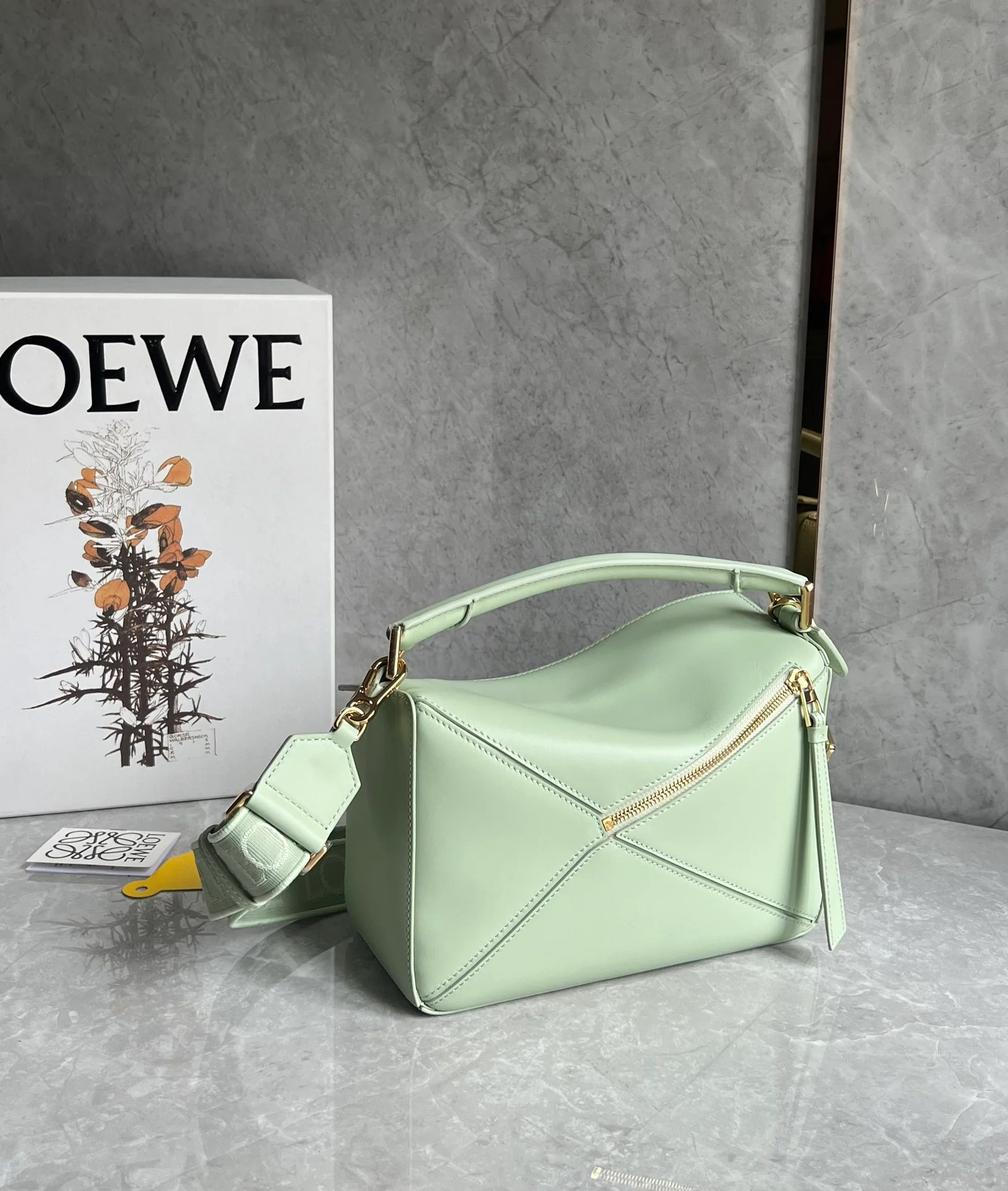 Кожаная сумка через плечо Loewe Puzzle - изумрудно-зеленая.