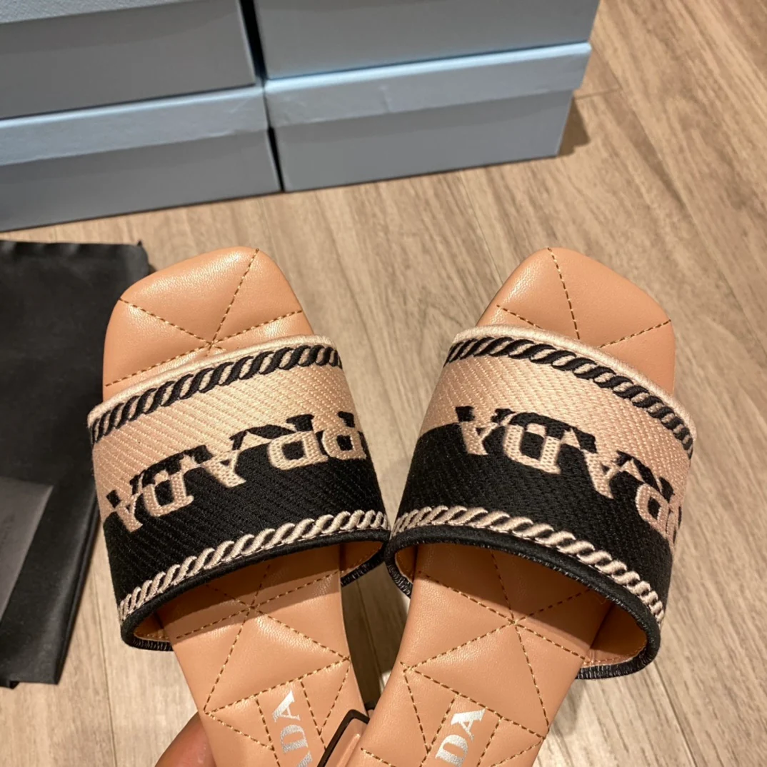 Prada - Вышитые тапочки