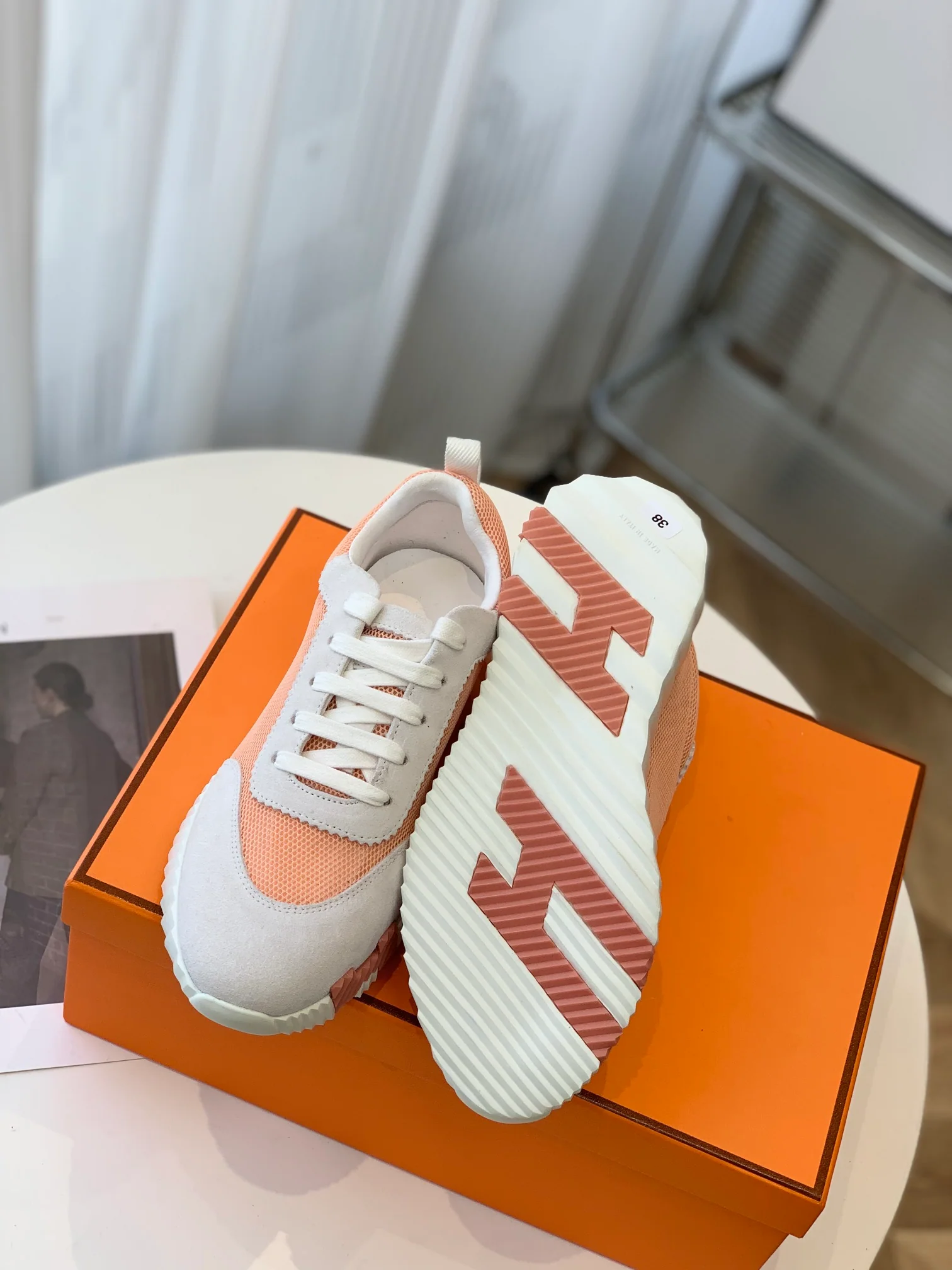 Новейшая модель Hermes 2023 года - кожаные кроссовки H - белые и розовые