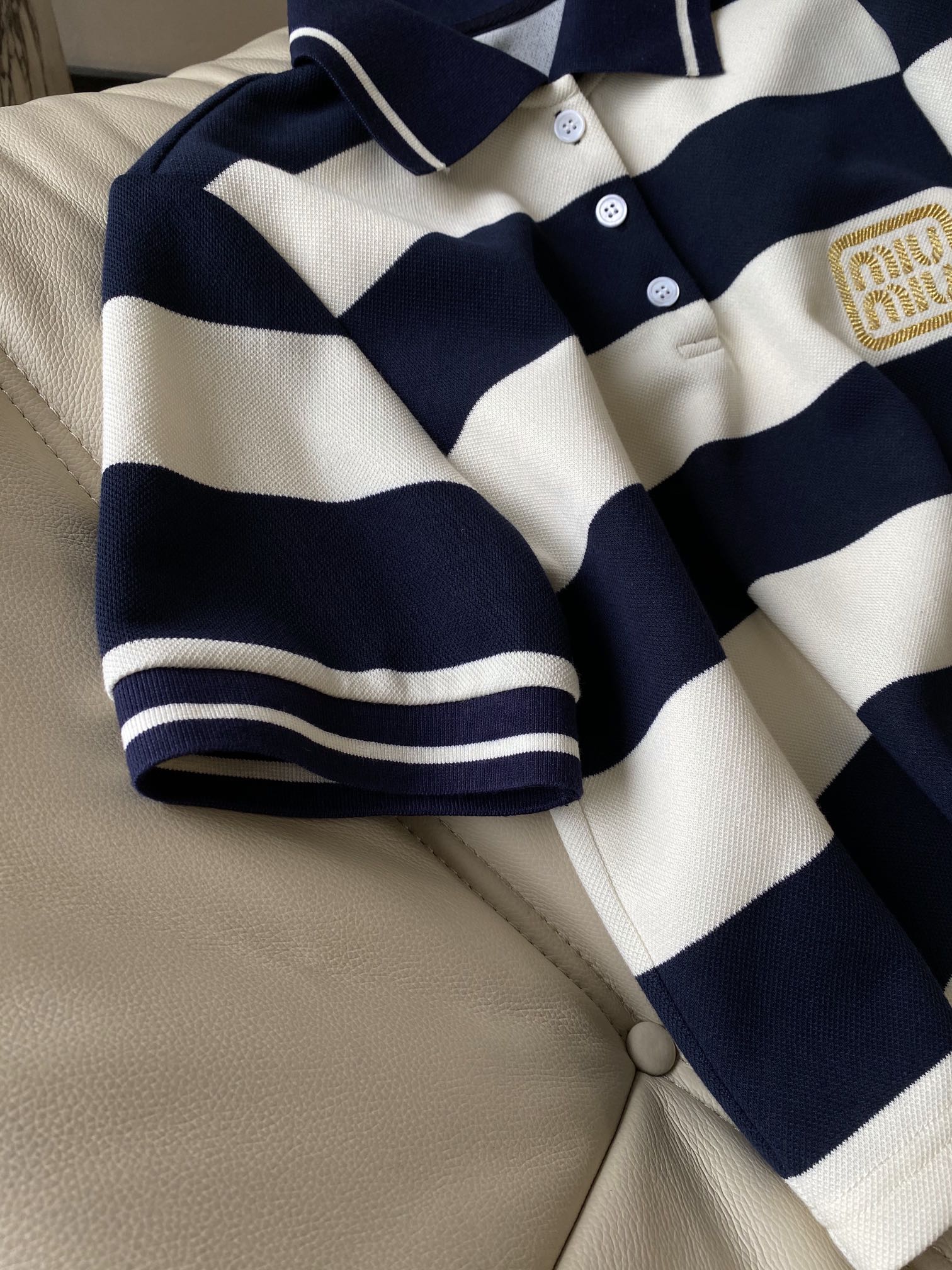 Комплект Miu Miu-2404-24ss: повседневная рубашка-поло и плиссированная юбка.