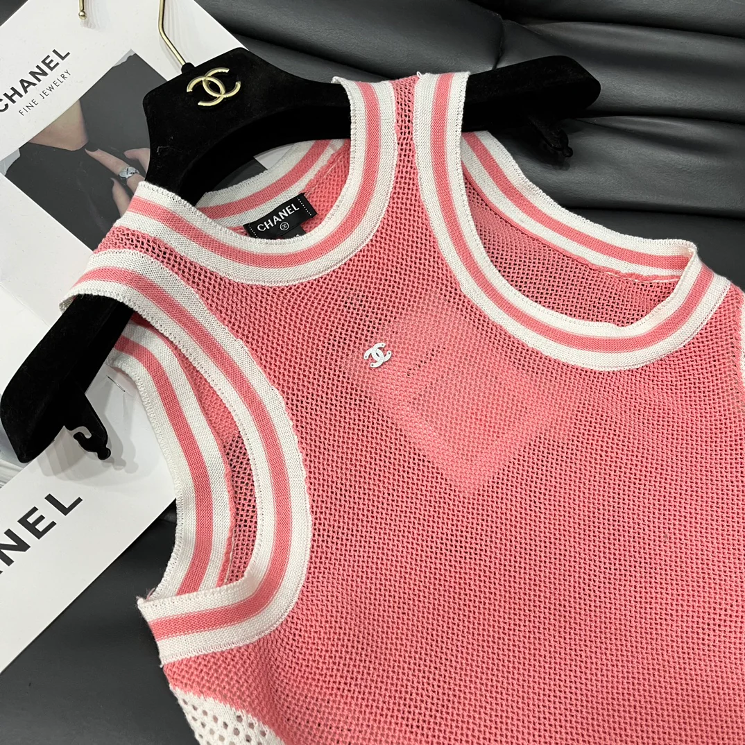 Chanel - 2403-24 Новинка: Жилет с вырезом на плечах - 1