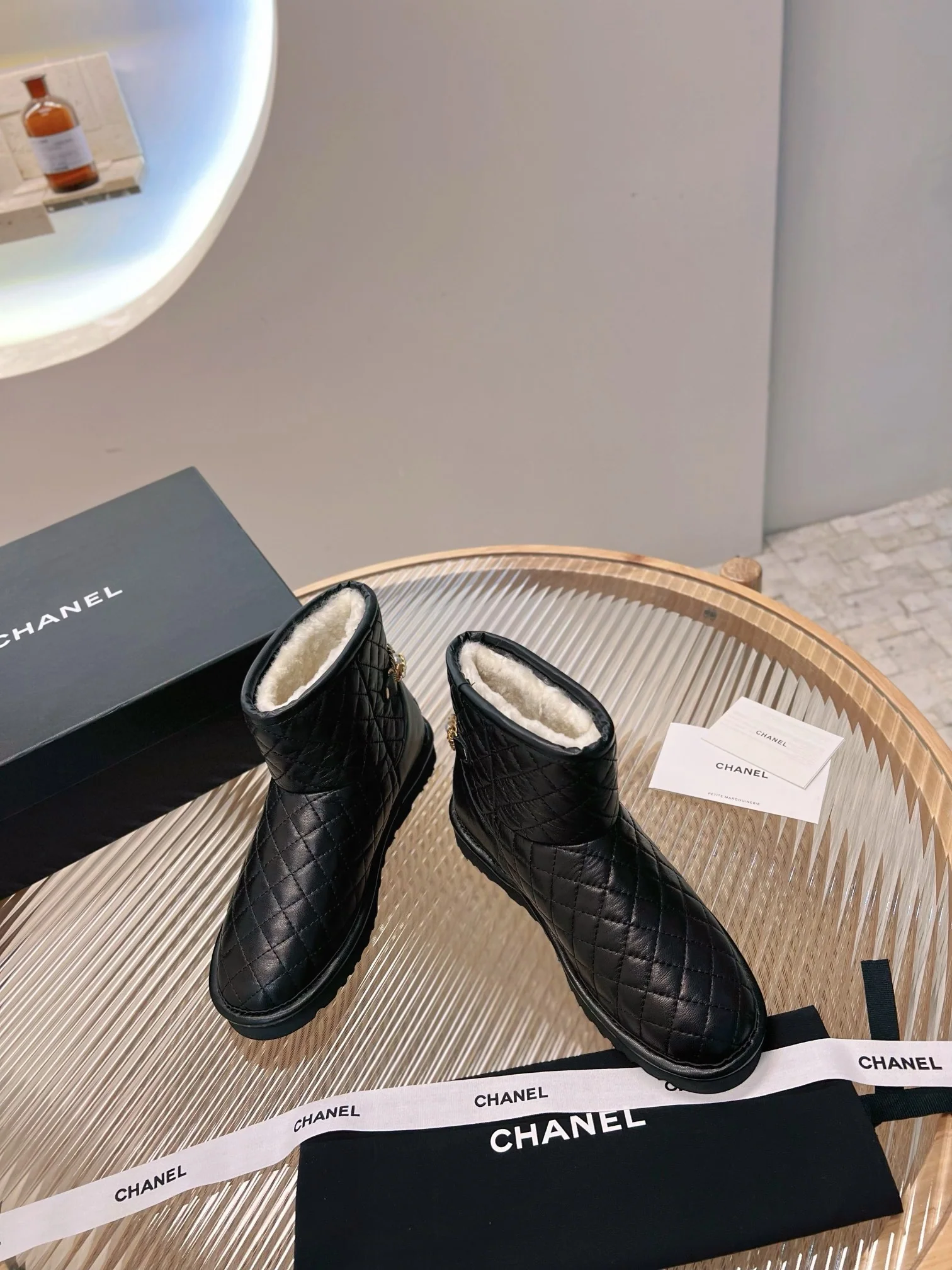 Снежные сапоги Chanel с цепочкой из коллекции осень/зима 2022