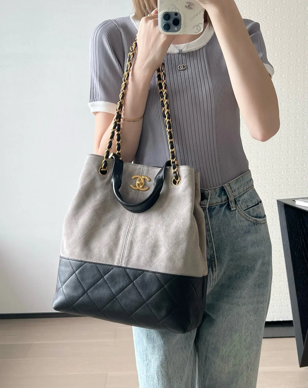 Chanel - Замшевая прямая сумка-шоппер - Серая с золотой фурнитурой