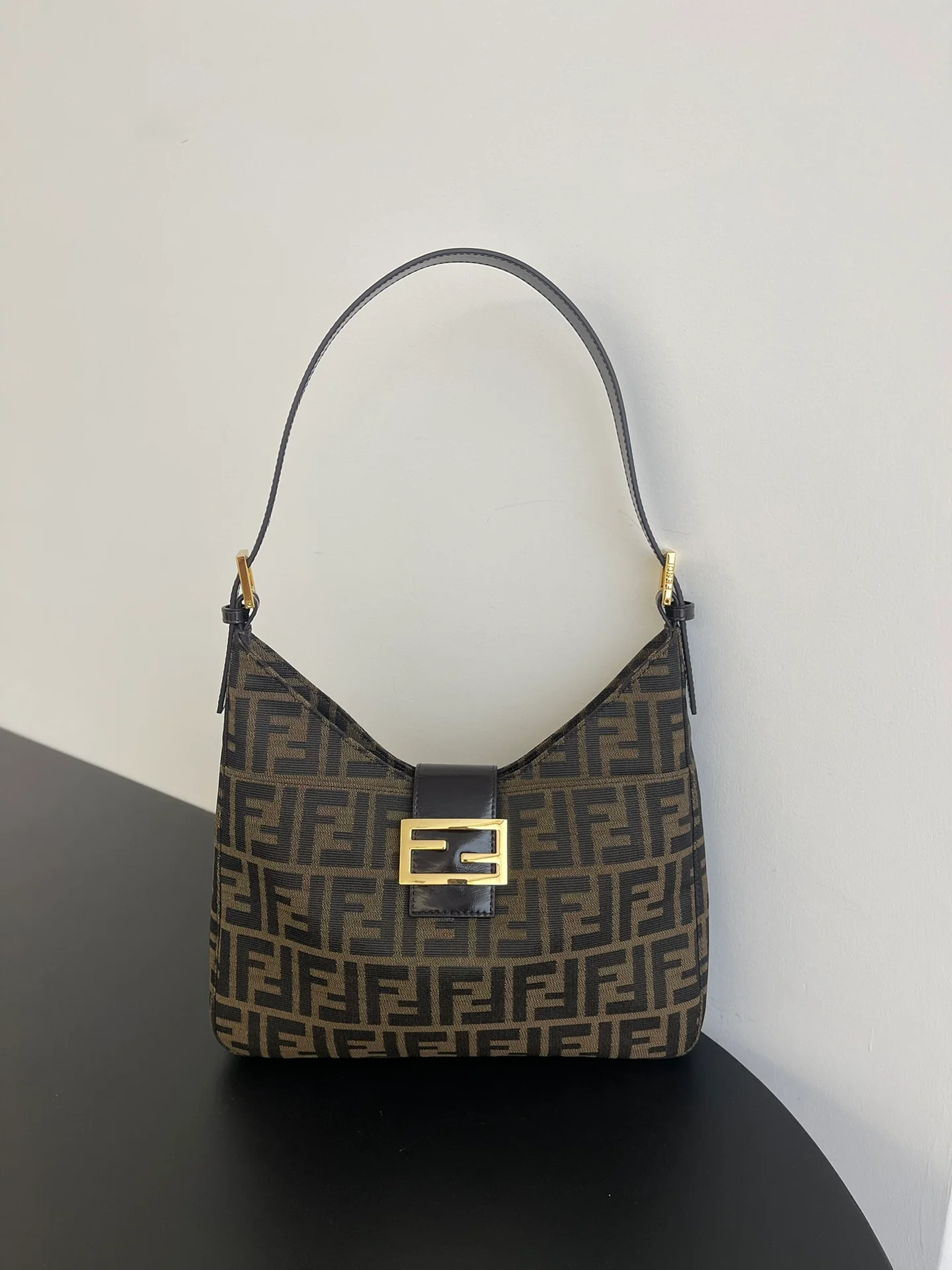 Винтажная сумка Fendi Monogram с золотой пряжкой через плечо