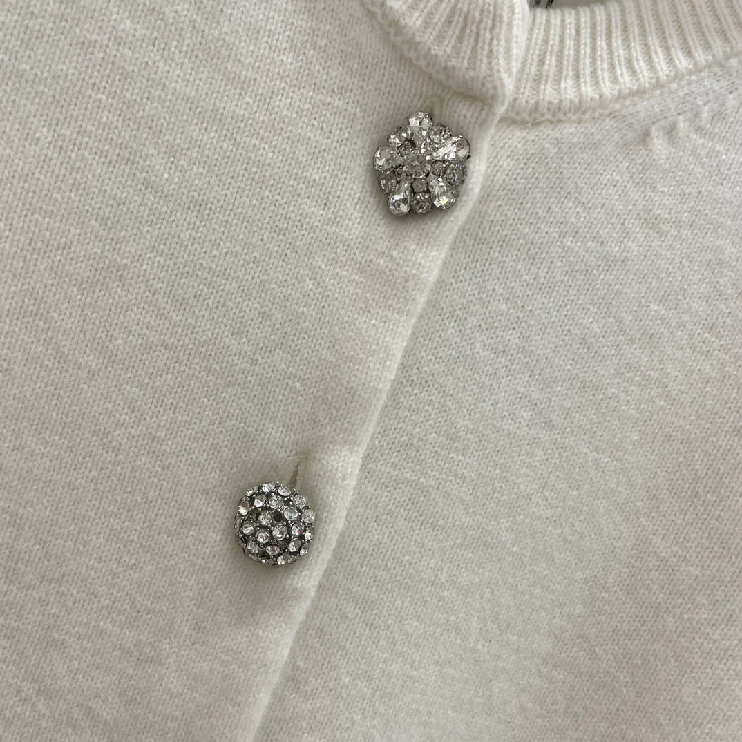 Celine 2403 - Прочный вязаный свитер с круглым вырезом, украшенный стразами, - кремовый.