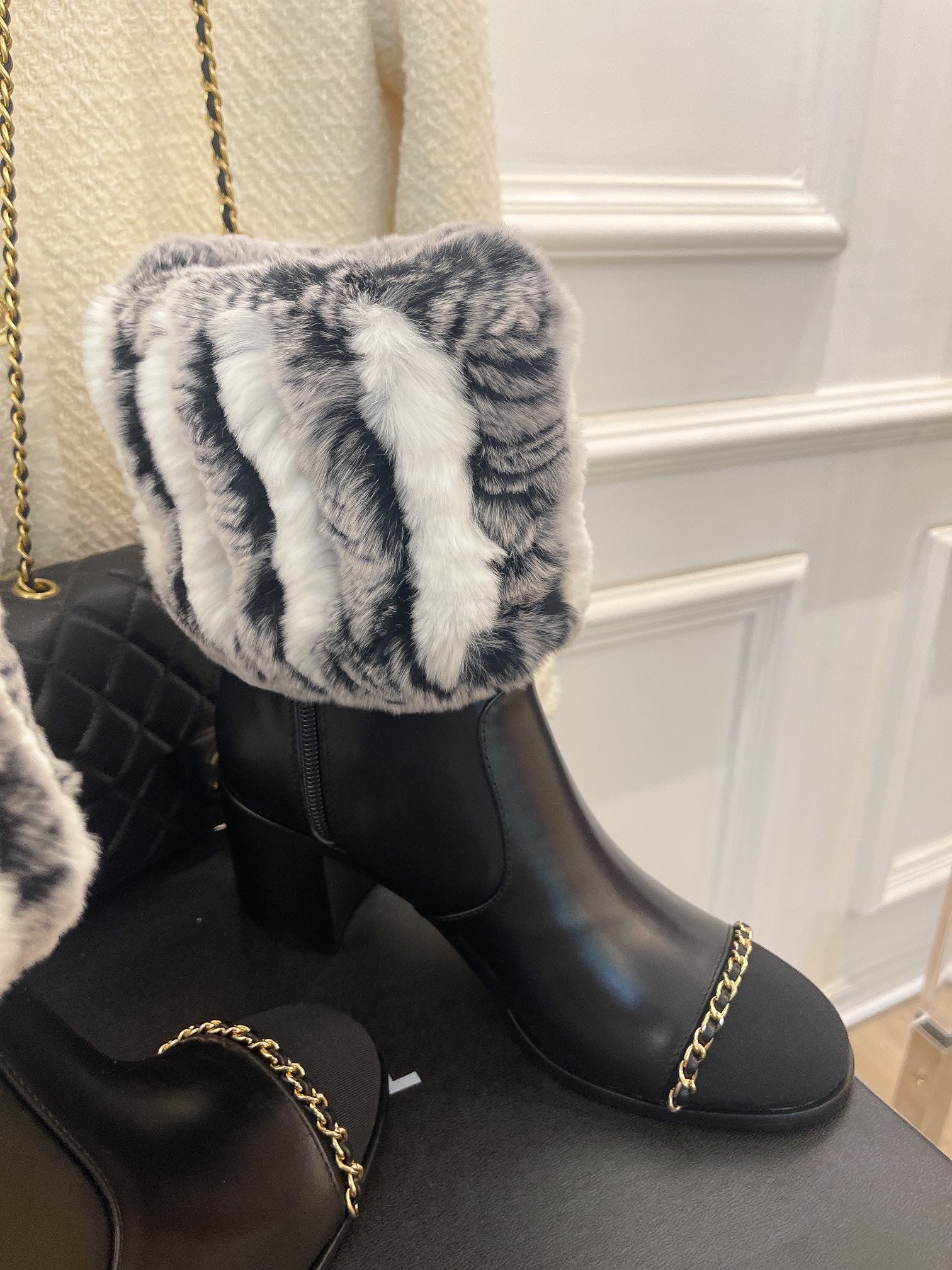 Новинка весны 2022 года от Chanel - Ботильоны на массивном каблуке с меховой отделкой - Черные