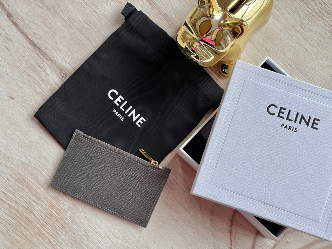 Кардхолдер Celine из зернистой телячьей кожи с застежкой-молнией — темно-серый.
