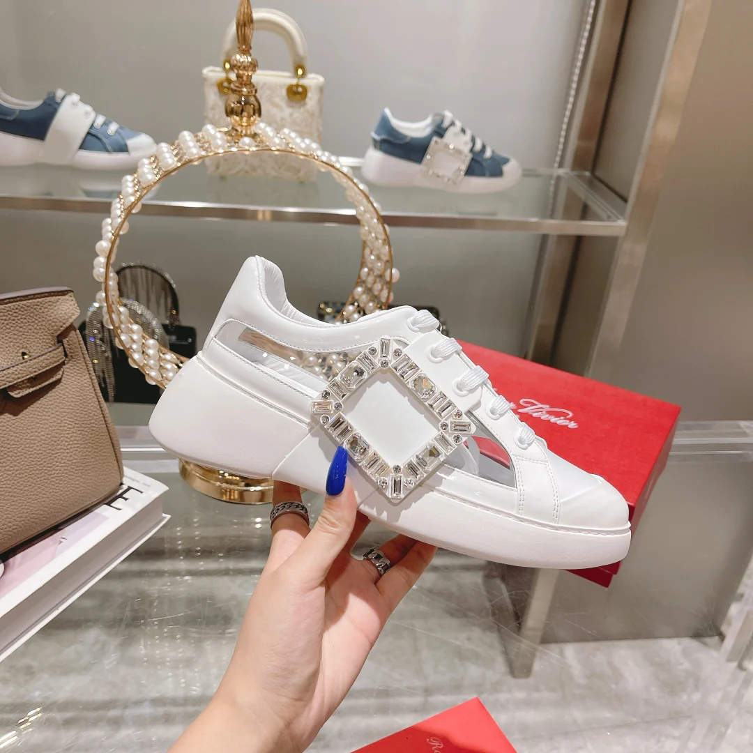 Обувь для автодомов - белые кроссовки