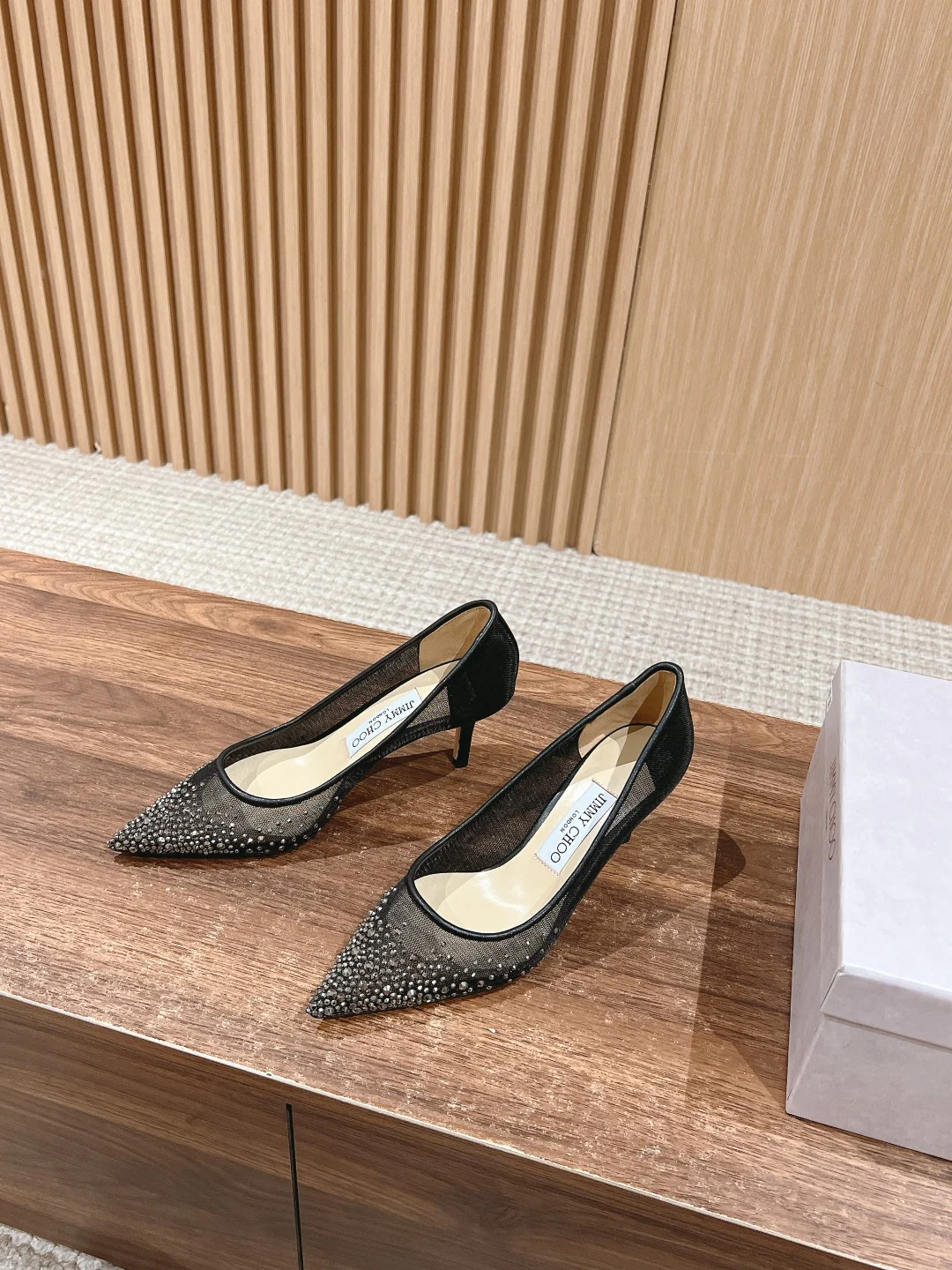 Туфли на высоком каблуке Jimmy Swarovski с сетчатым верхом и острым носком, черные с серебристыми элементами.