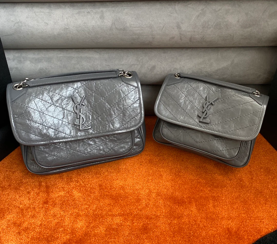 YSL - Маленькая модель Niki - Кожа коровы, обработанная маслом и воском, темно-серая - с пряжкой в ??виде D-образного кольца