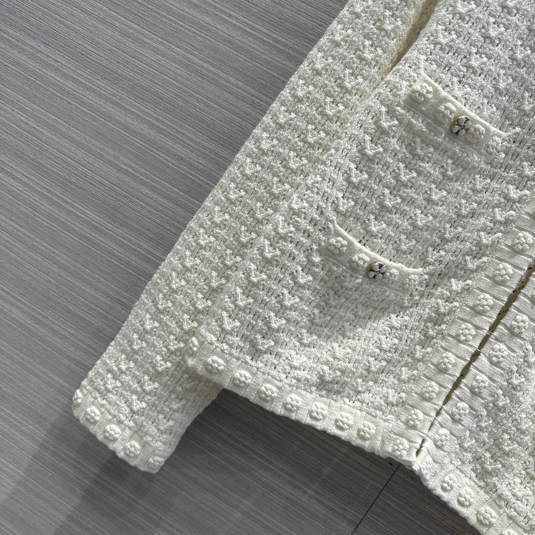 Chanel 2403 - Куртка из тканого полотна с ажурным тиснением и сложной отделкой.