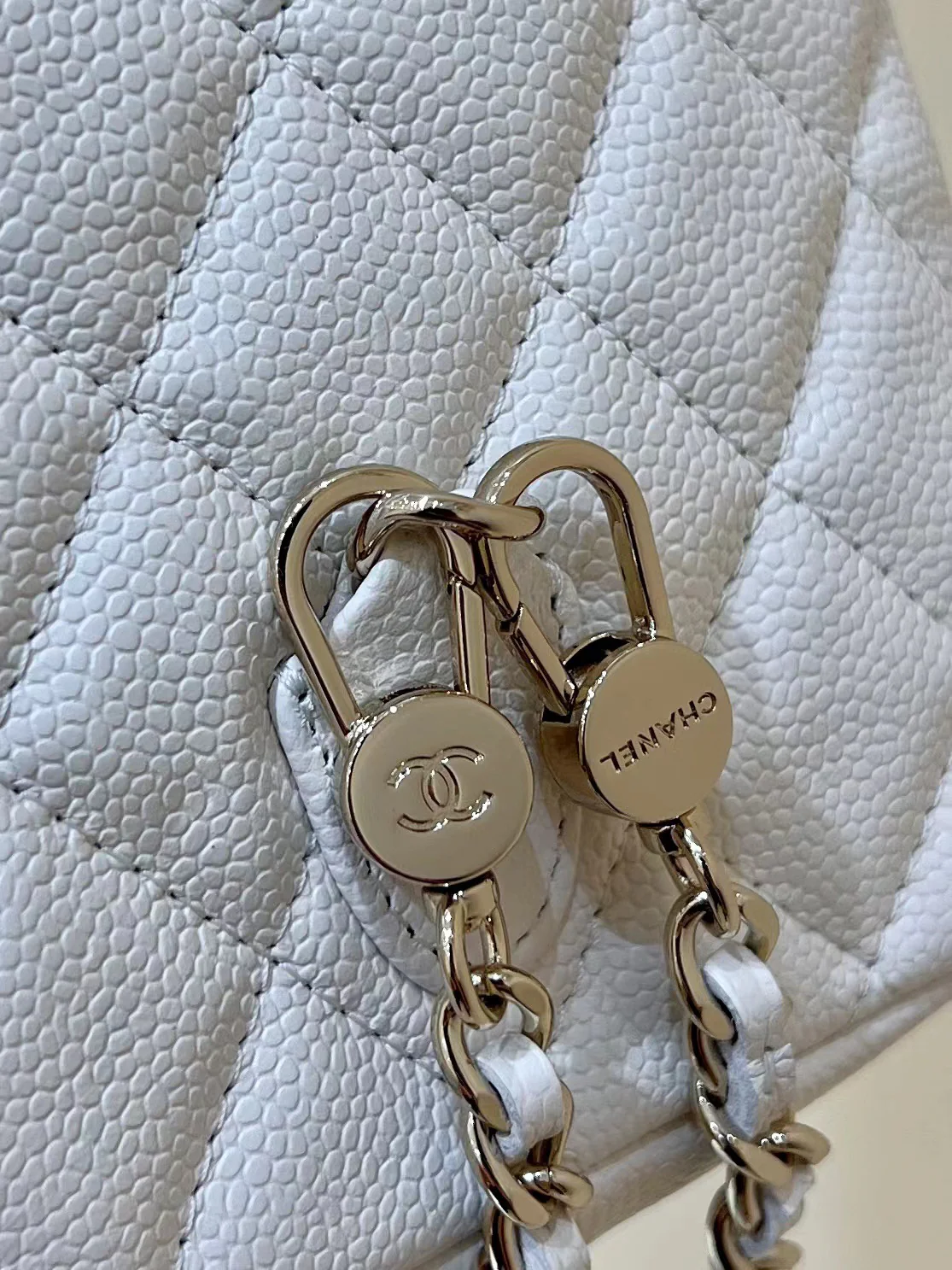 Новый оригинальный мини-рюкзак Chanel 24c - белый