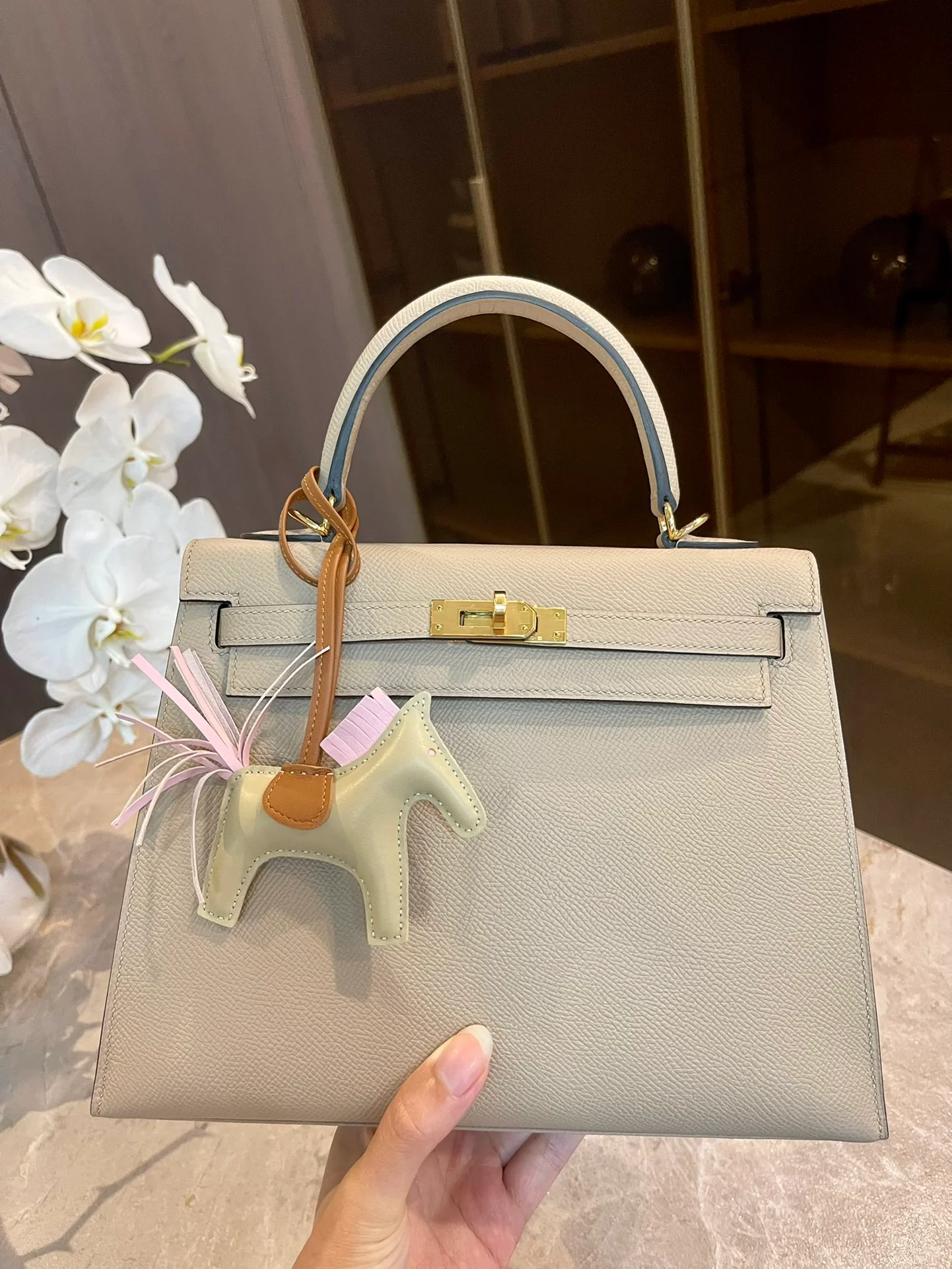 Тренч Hermes Kelly 25 Epsom серого цвета с серебряными пуговицами
