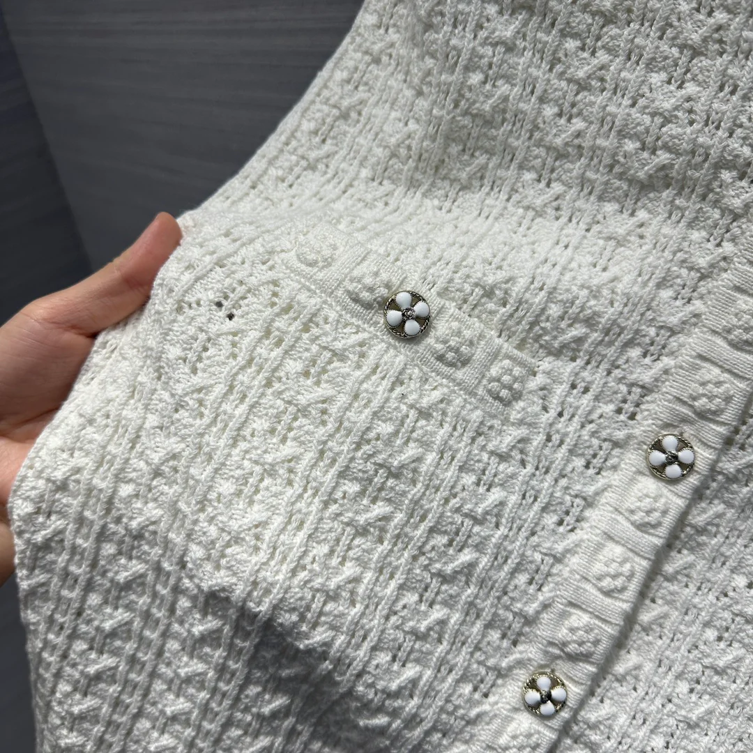 Chanel 2403 - Платье-жилет с ажурной фактурой и тиснением, выполненное в технике сложной ручной работы.