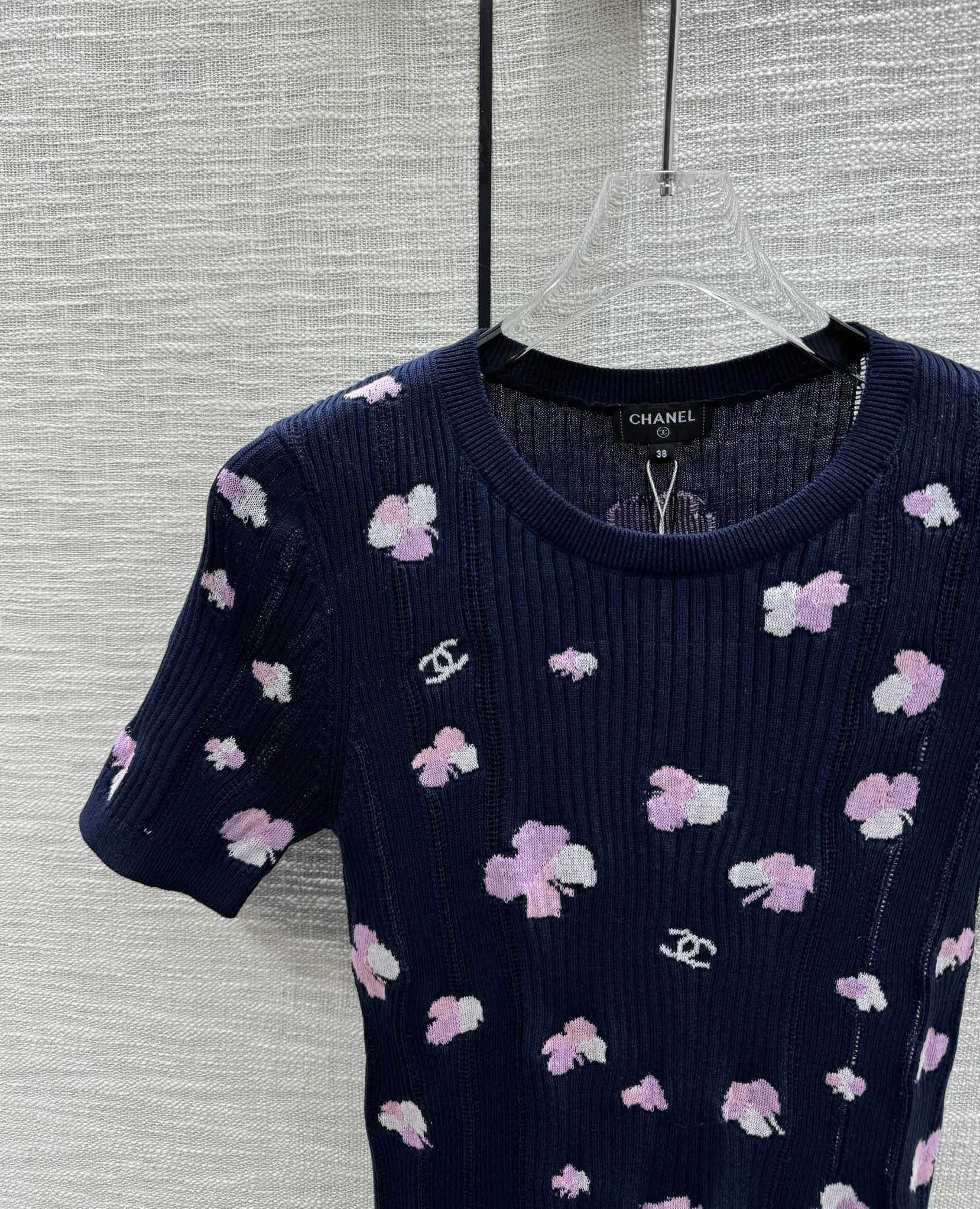 В стиле Chanel - 2403 - Трикотажный топ с короткими рукавами и жаккардовым узором в виде четырехлистного клевера - Черный