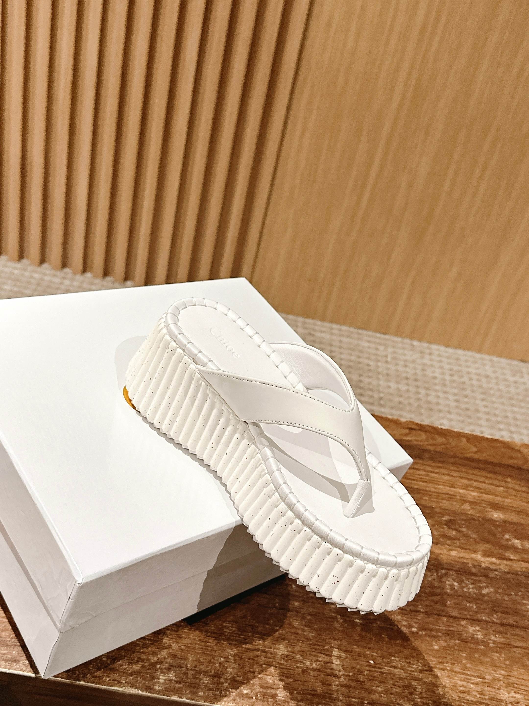 Шлёпанцы на платформе Chloe - белые