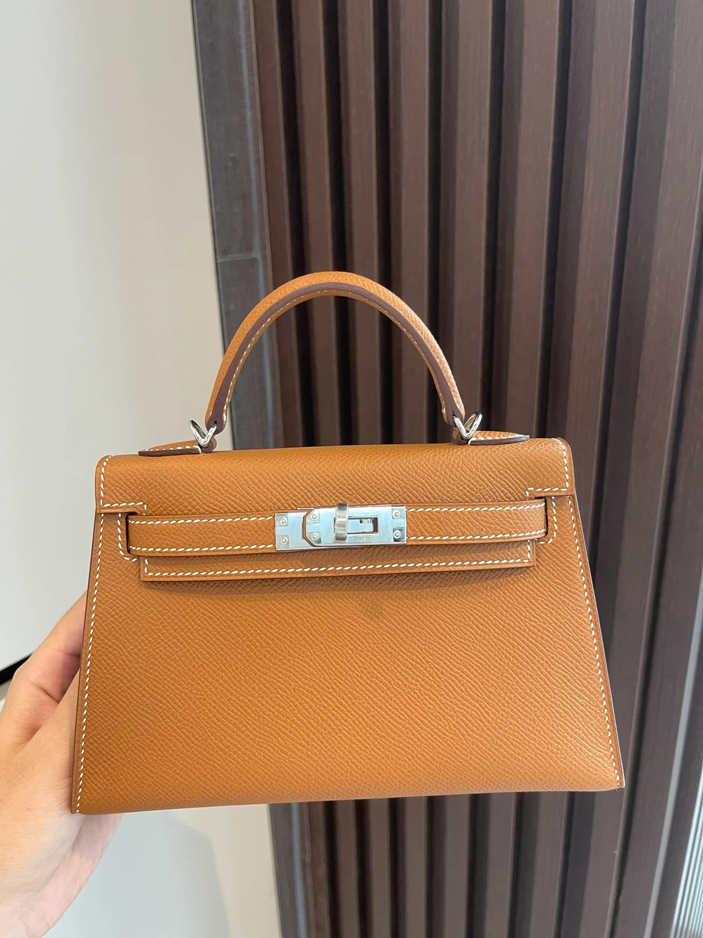 Миниатюрная пряжка Hermes Kelly 2-го поколения, золотисто-коричневая, серебристая.