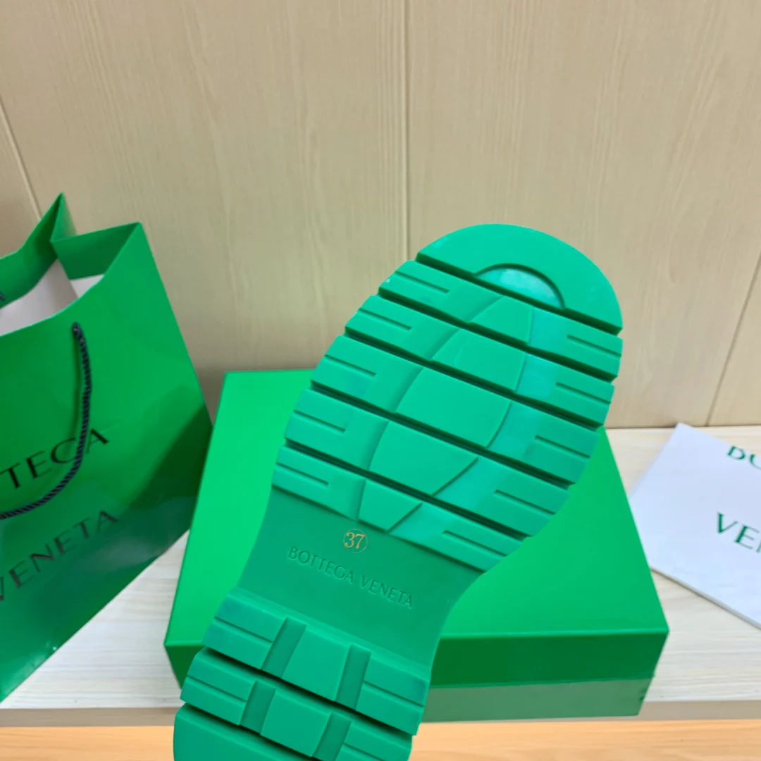 Новые ботинки средней высоты BV-22 из осенне-зимней коллекции - зеленая подошва.