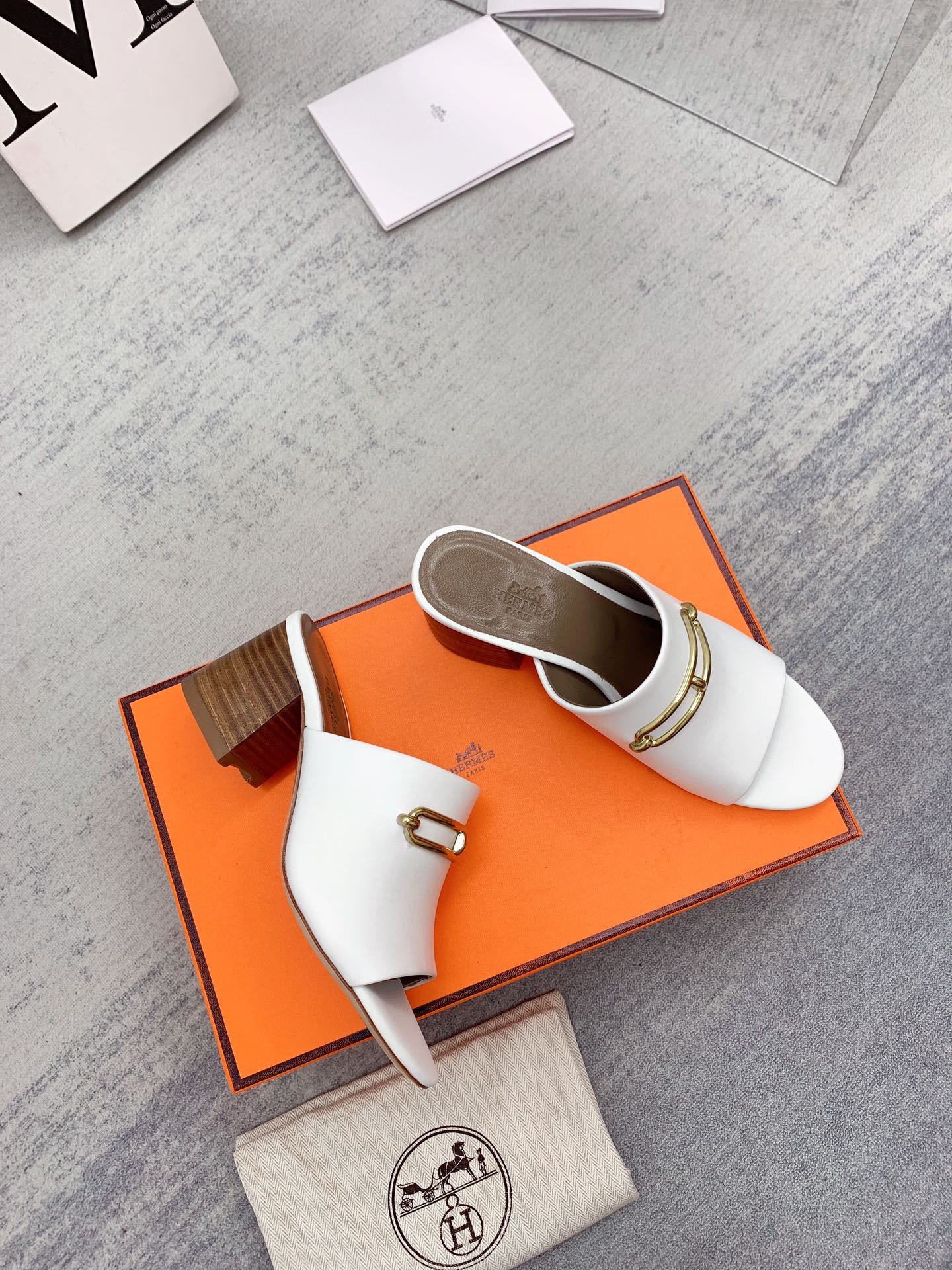 Новинка сезона весна/лето 2022 от Hermes - Высококачественные сандалии на массивном каблуке - 2 пары