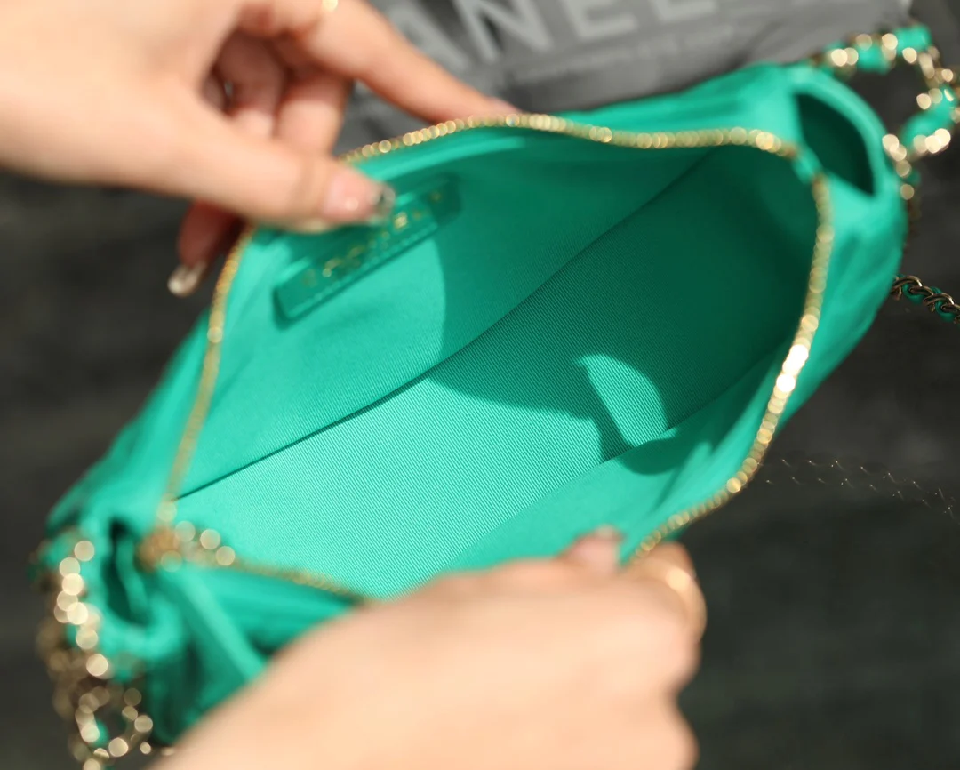 Новинка сезона весна/лето 2023 от Chanel - сумка ?Полумесяц? - маленькая - зеленая