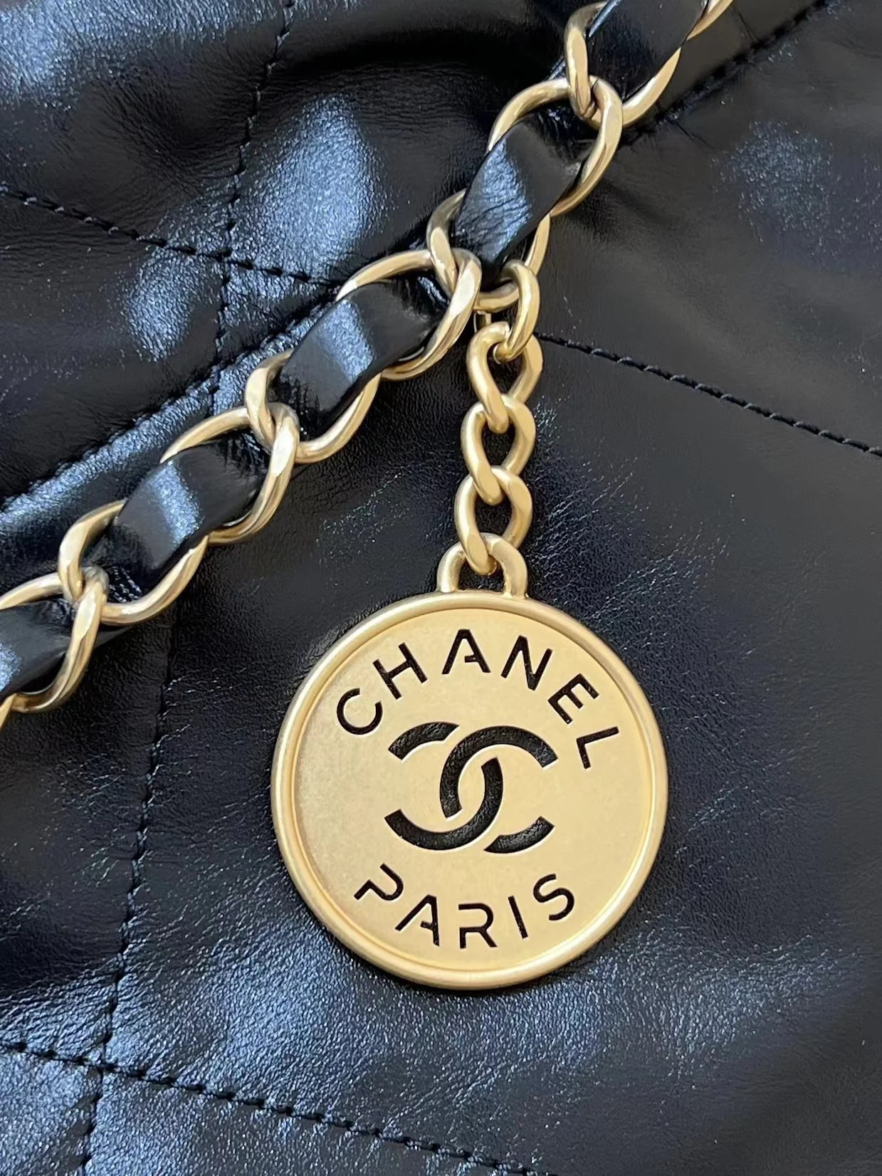 Мусорный мешок Chanel Retro с горизонтальной золотой цепочкой - черный