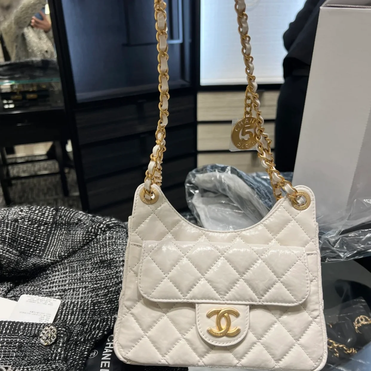 Коллекция Chanel ?Ранняя весна 2023? — сумка-хобо в стиле хиппи — маленькая — белая — 1 шт.