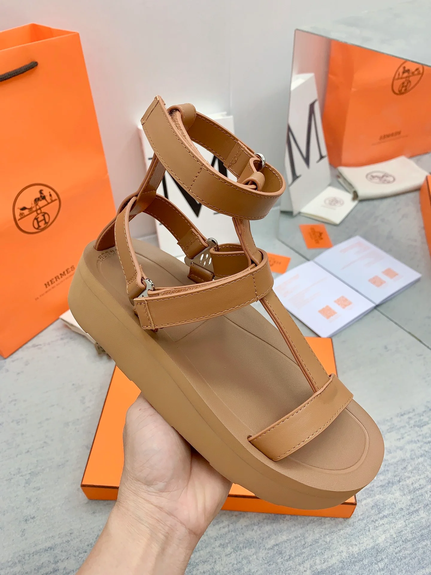 Новинка сезона весна/лето 2023 от Hermes — подиумный стиль — кожаные сандалии на платформе.