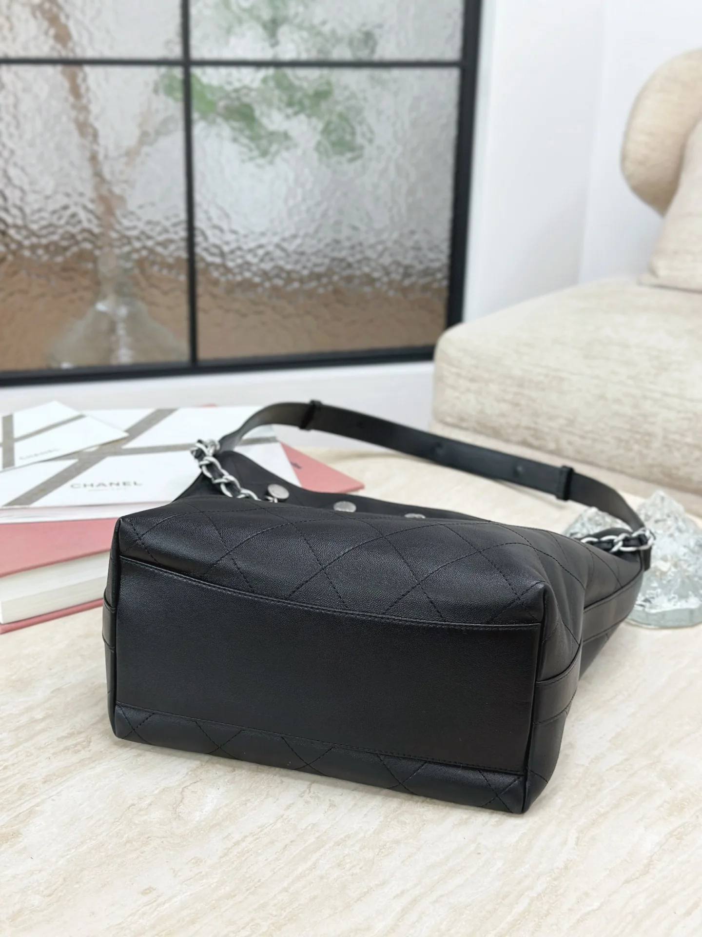 Сумка Chanel в стиле хиппи с золотой монетой 25 пенсов — черно-серебряная.