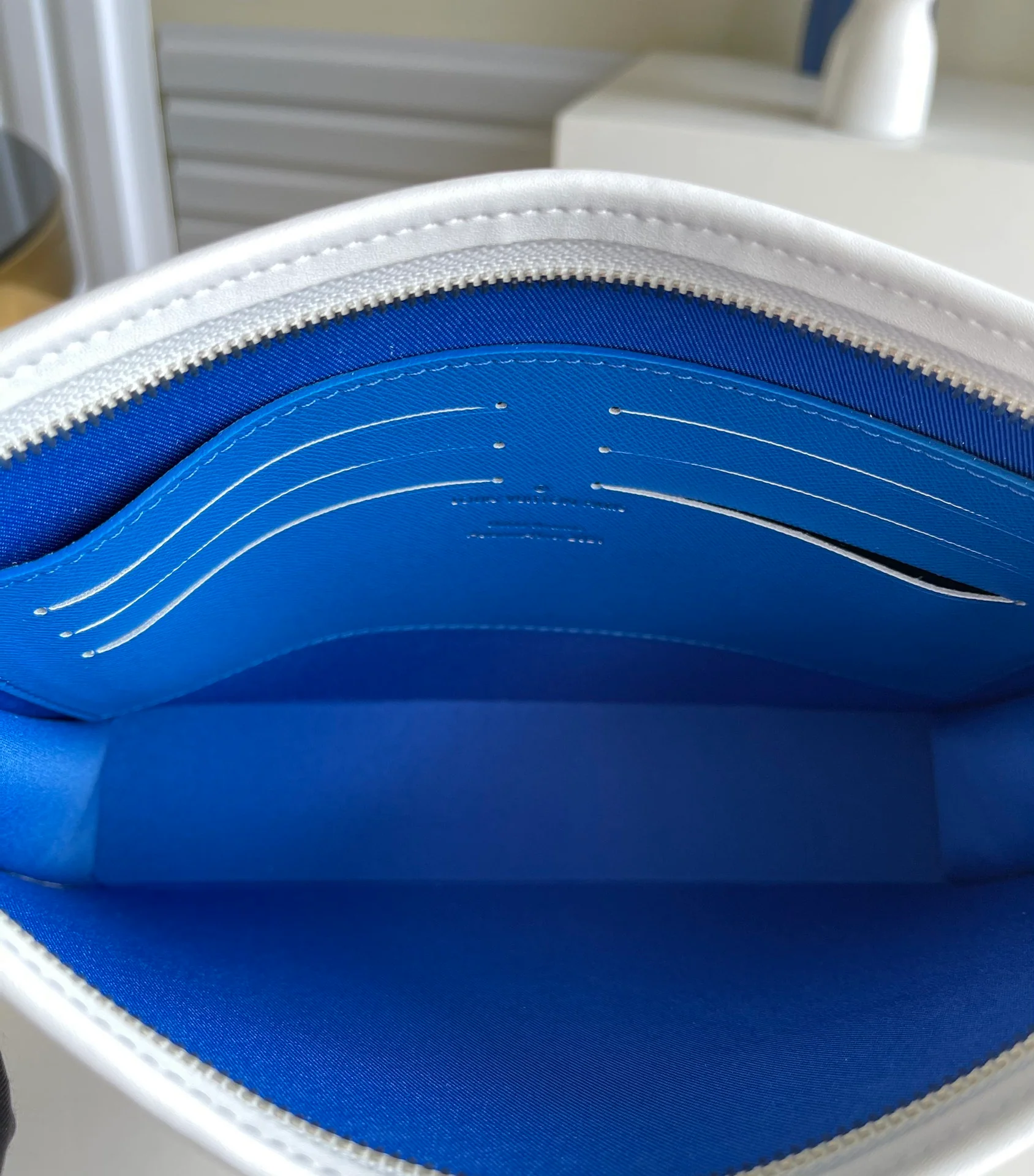 LV M61692 Синяя надпись - Классическая сумочка Pochette Voyage - Средняя сумка