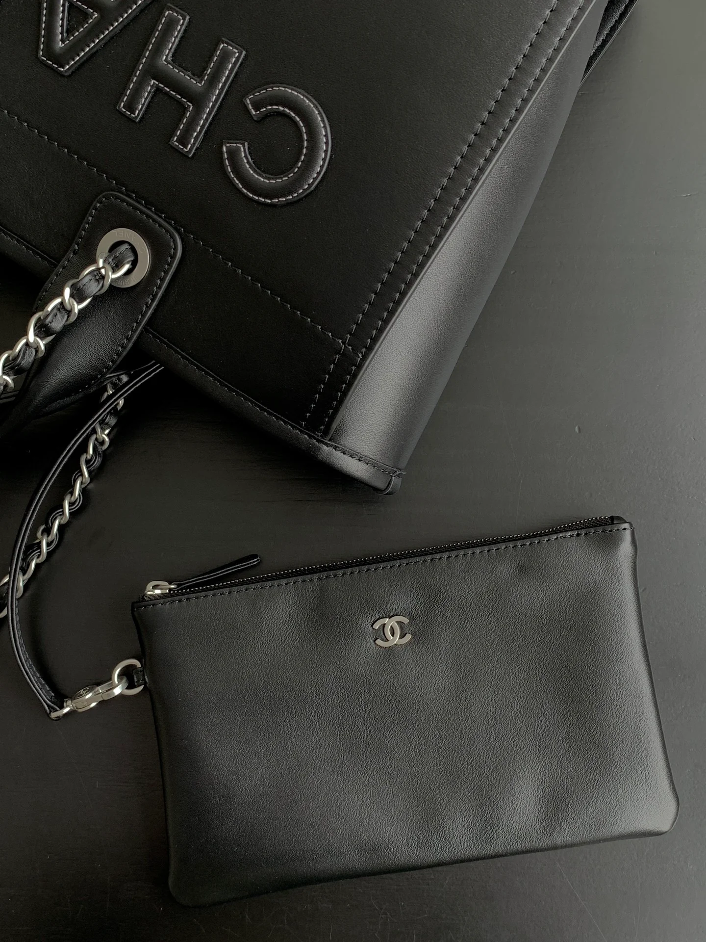 Пляжная сумка Chanel 24a из натуральной кожи, маленькая, черная.