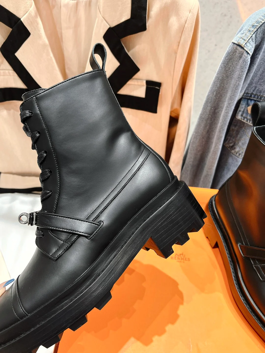 Новинка сезона осень/зима 2023 от Hermes - Ботильоны на шнуровке унисекс - Черные
