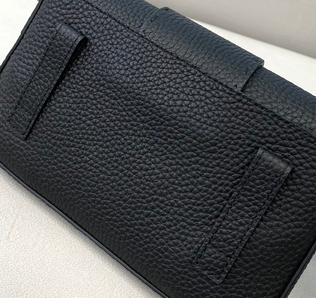 Маленькая черная кожаная сумка-багет Fendi Baguette