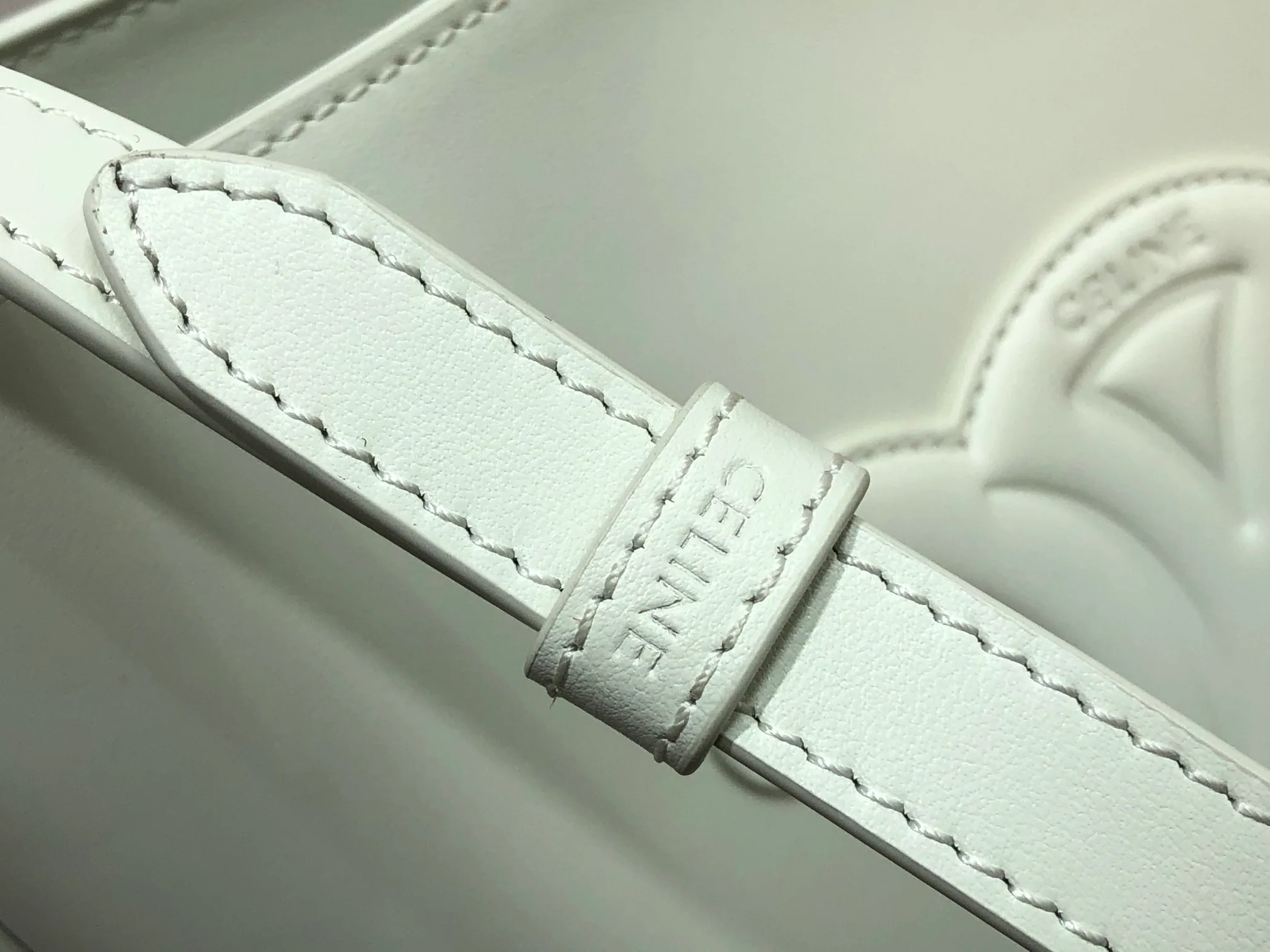 Новинка сезона весна/лето 2022 от Celine - Маленькая кожаная сумка-ведро Cuir Triomphe - 1 шт.