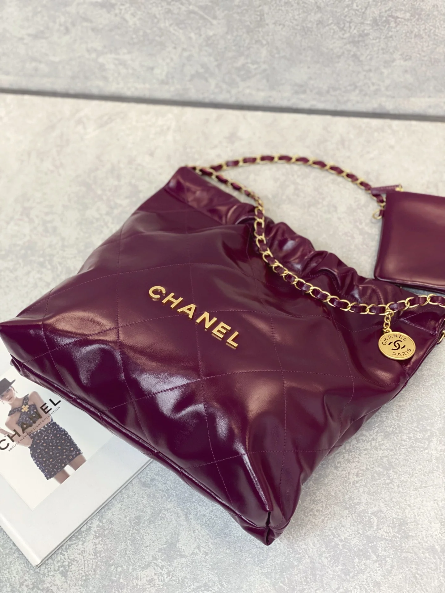 Новинка сезона весна/лето 2023 от Chanel - сумка 22 - маленькая - бордовая