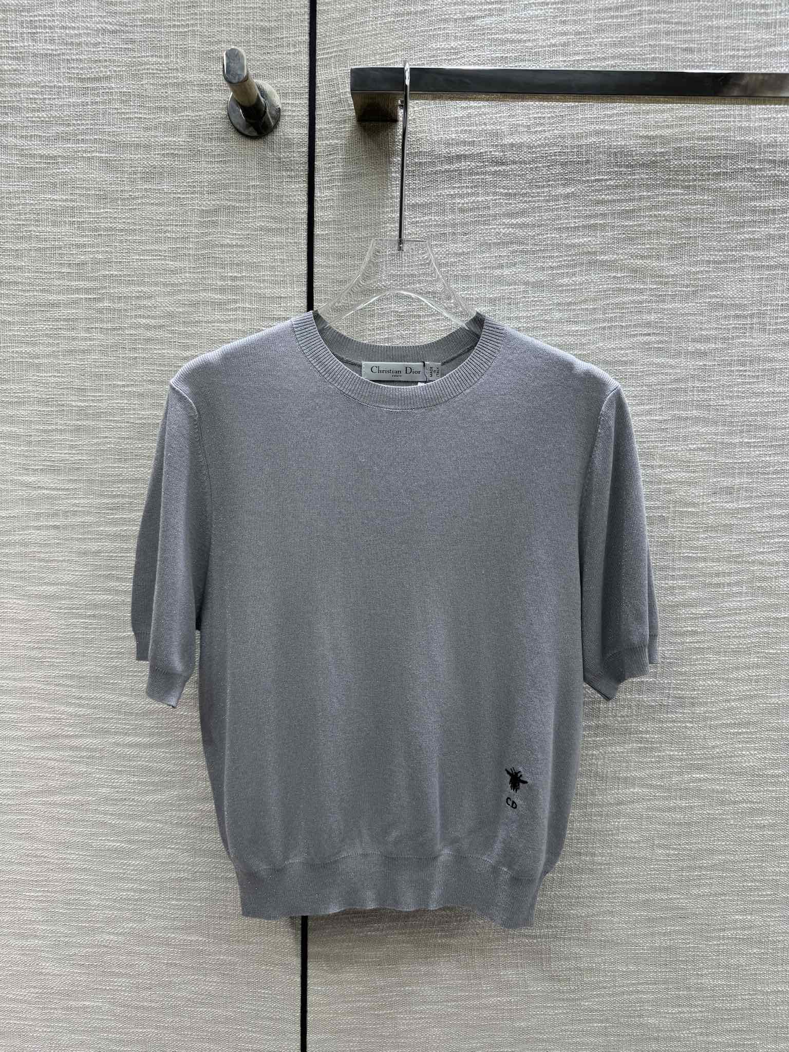 Dior - 2403-24 Коллекция ?Ранняя весна?: однотонная трикотажная футболка с коротким рукавом, серая