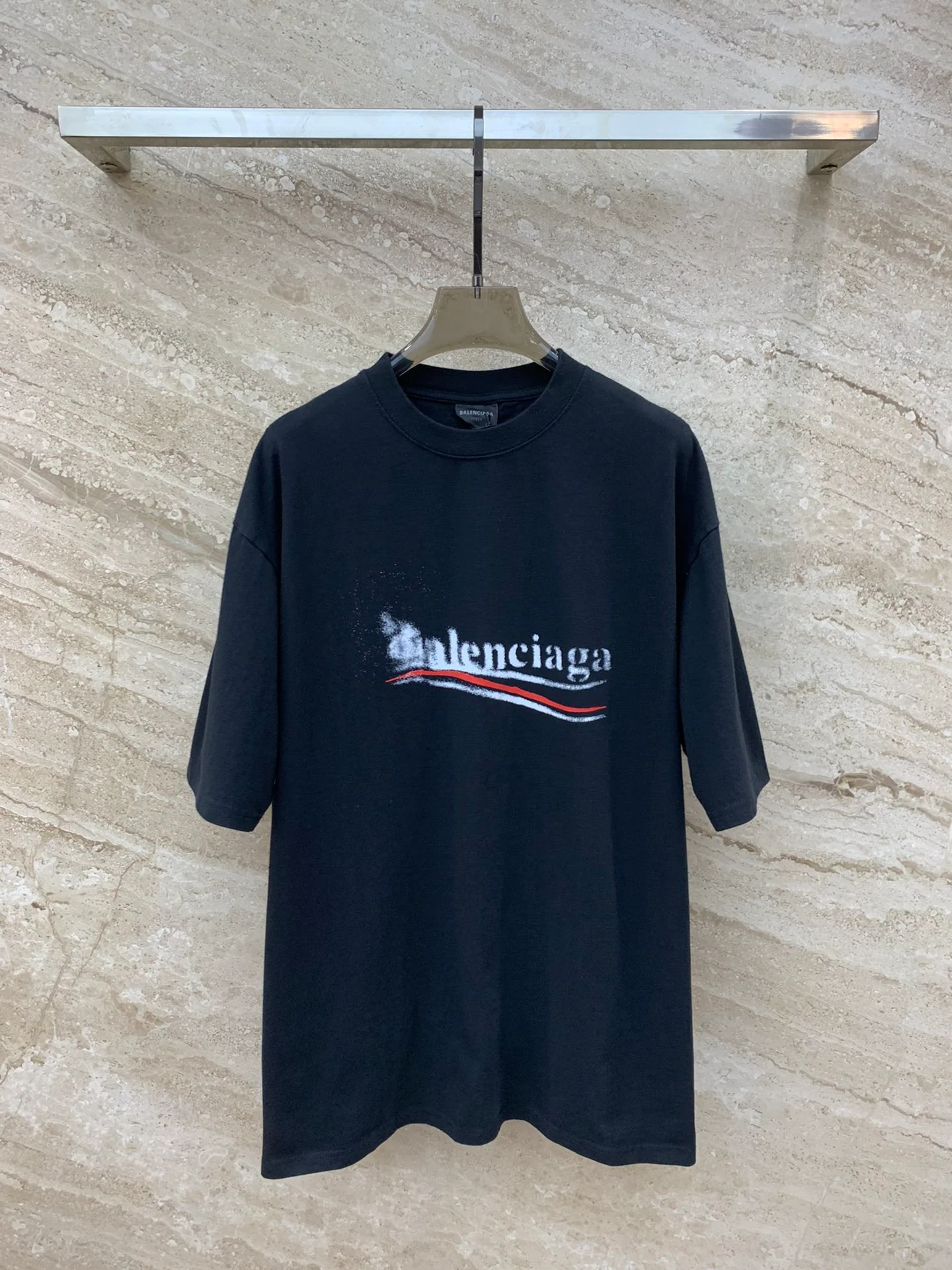 Футболка Balenciaga 2403 Melting Coke Print свободного кроя с коротким рукавом - унисекс - черная