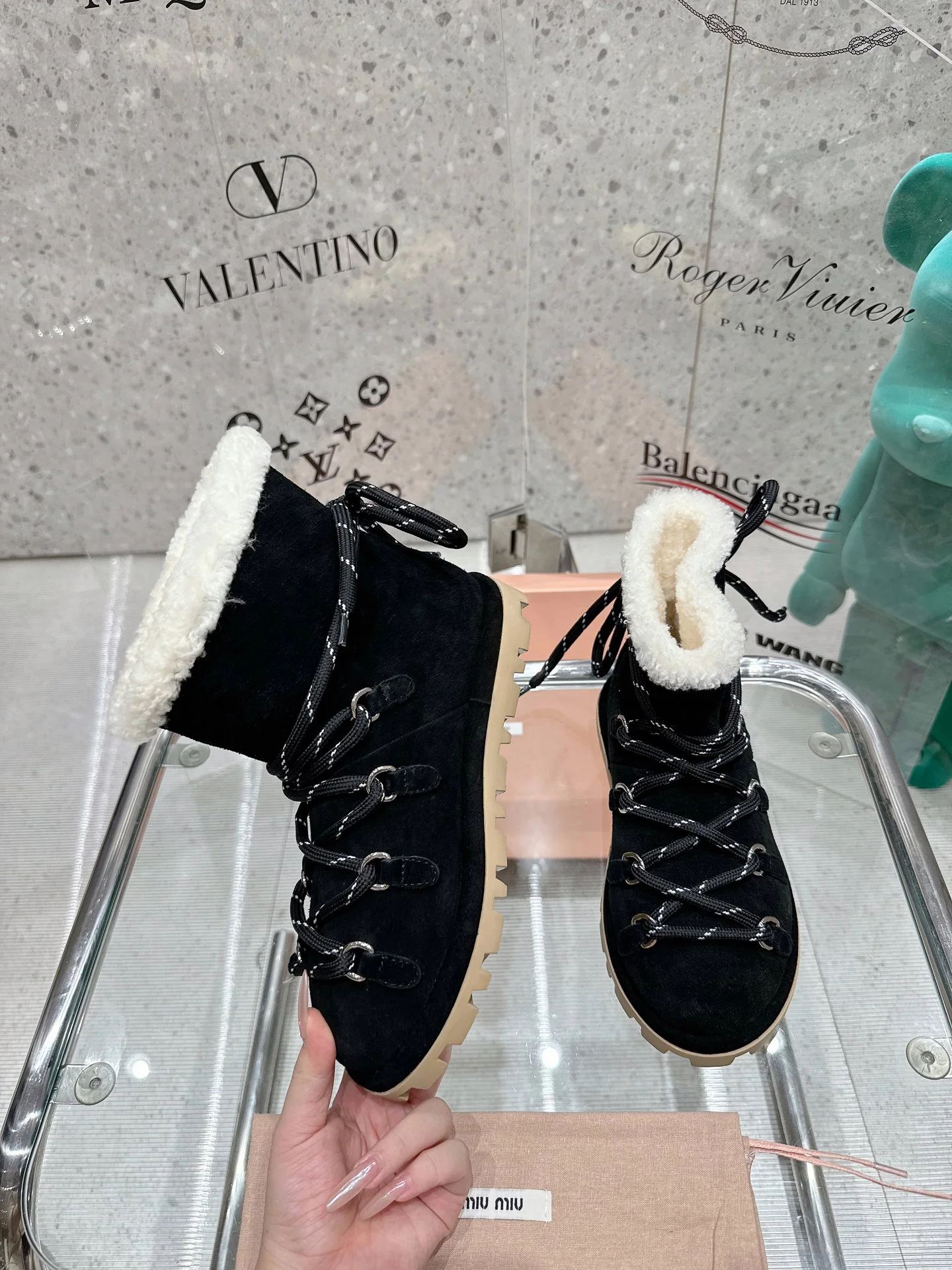 Элегантные сапоги на шнуровке Miu Miu 2024 — черные