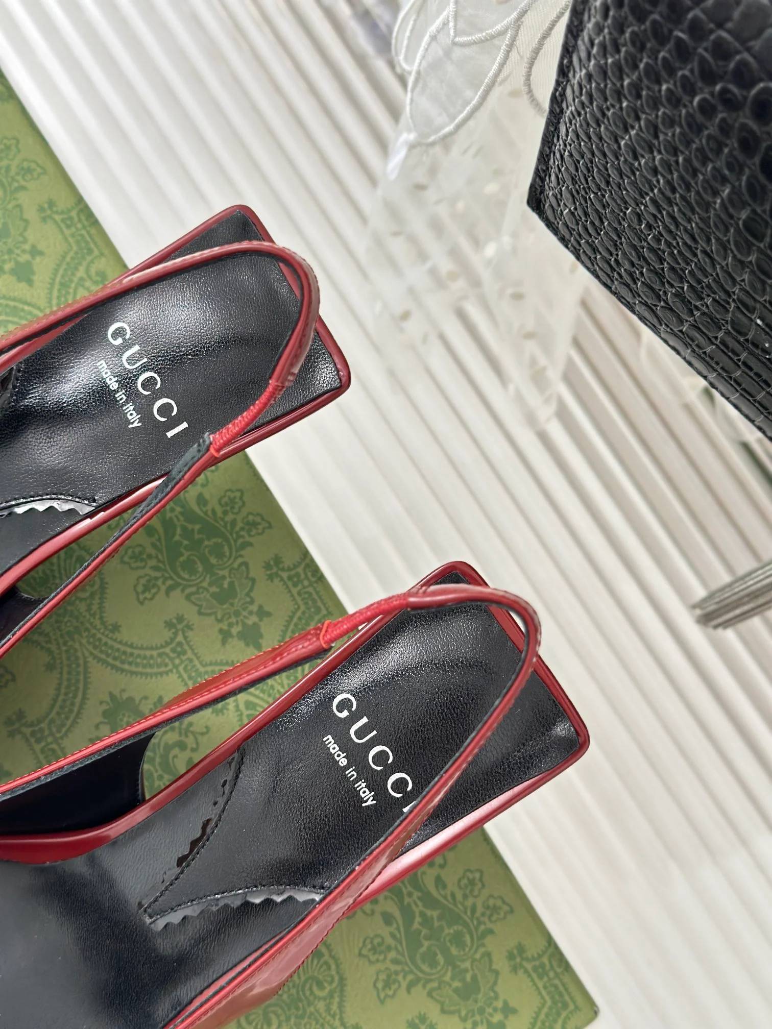 Новинка сезона весна/лето 2023 — Босоножки на невысоком каблуке с острым носком — Красные