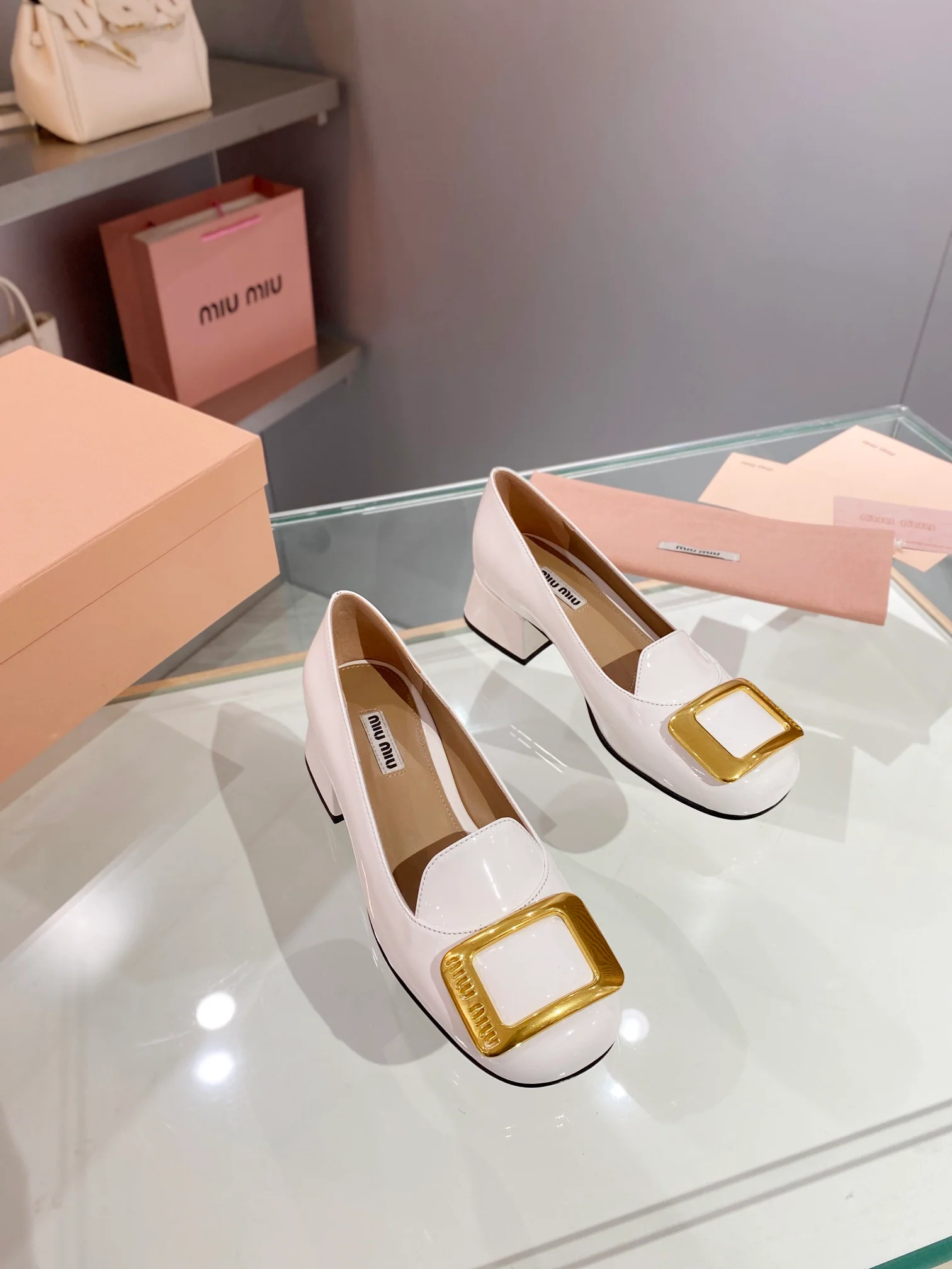 Новинка весны 2023 года от Miu Miu - Туфли на массивном каблуке с закрытым носком - Белые