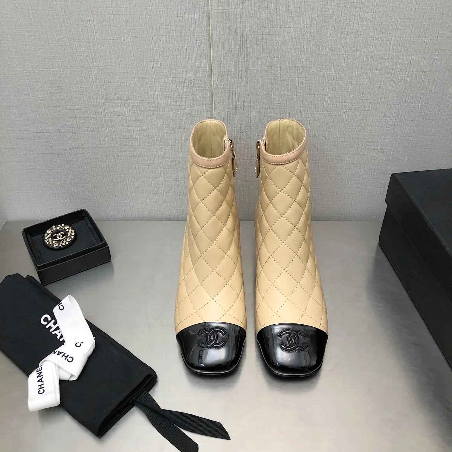 Новинка сезона осень/зима 2022 от Chanel - Стеганые ботильоны - Абрикосовый цвет