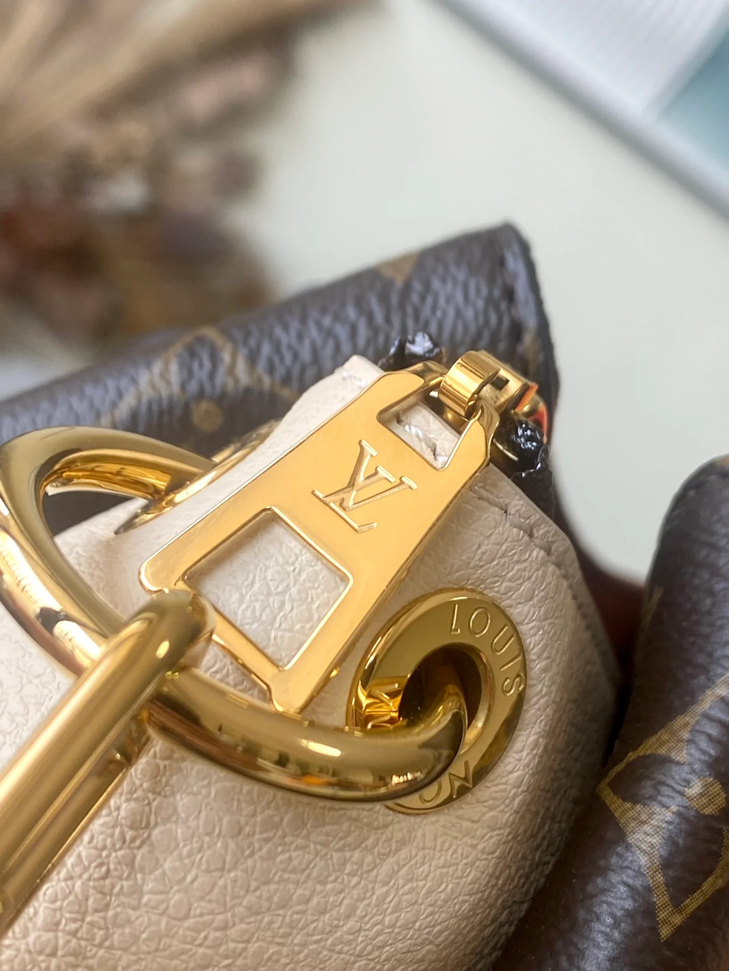 m46495-LV-opera-bb-handbag-white