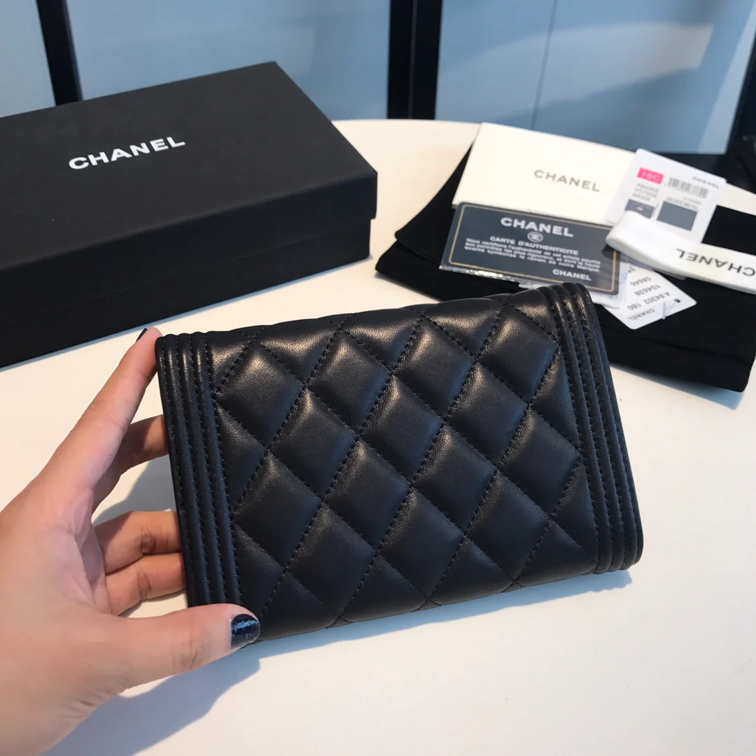 Чехол Chanel Le Boy Tri-fold Frame - из черной овечьей кожи с золотой пряжкой.