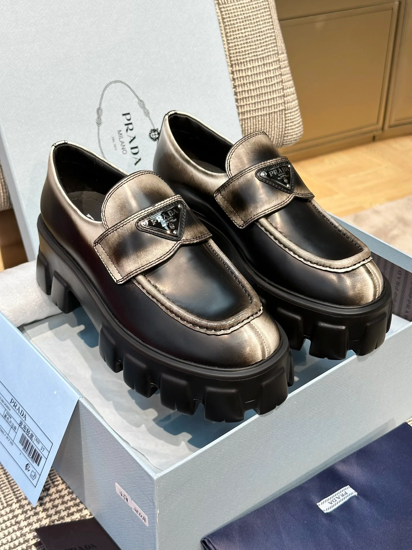 Лоферы на платформе Prada 2024 - серые