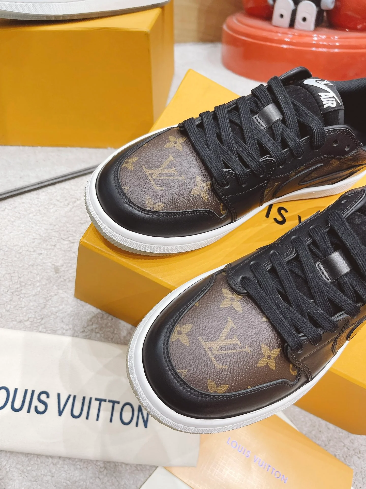 Обувь LV - обувь, созданная в рамках сотрудничества LV и Nike.