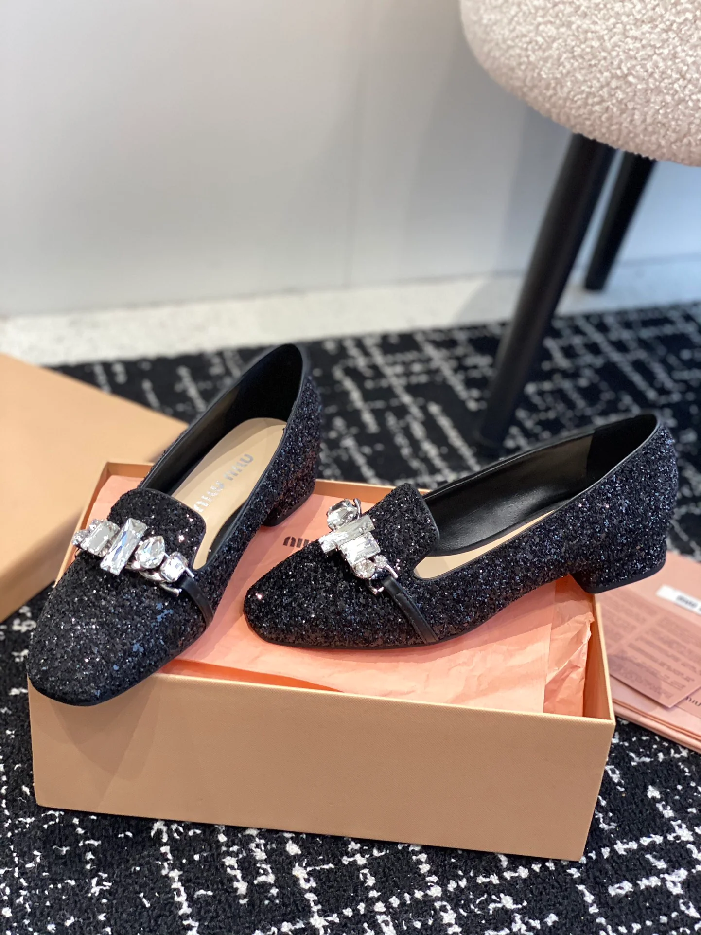 Новинка сезона осень/зима 2023 от Miu Miu - Туфли Мэри Джейн со стразами - Черные